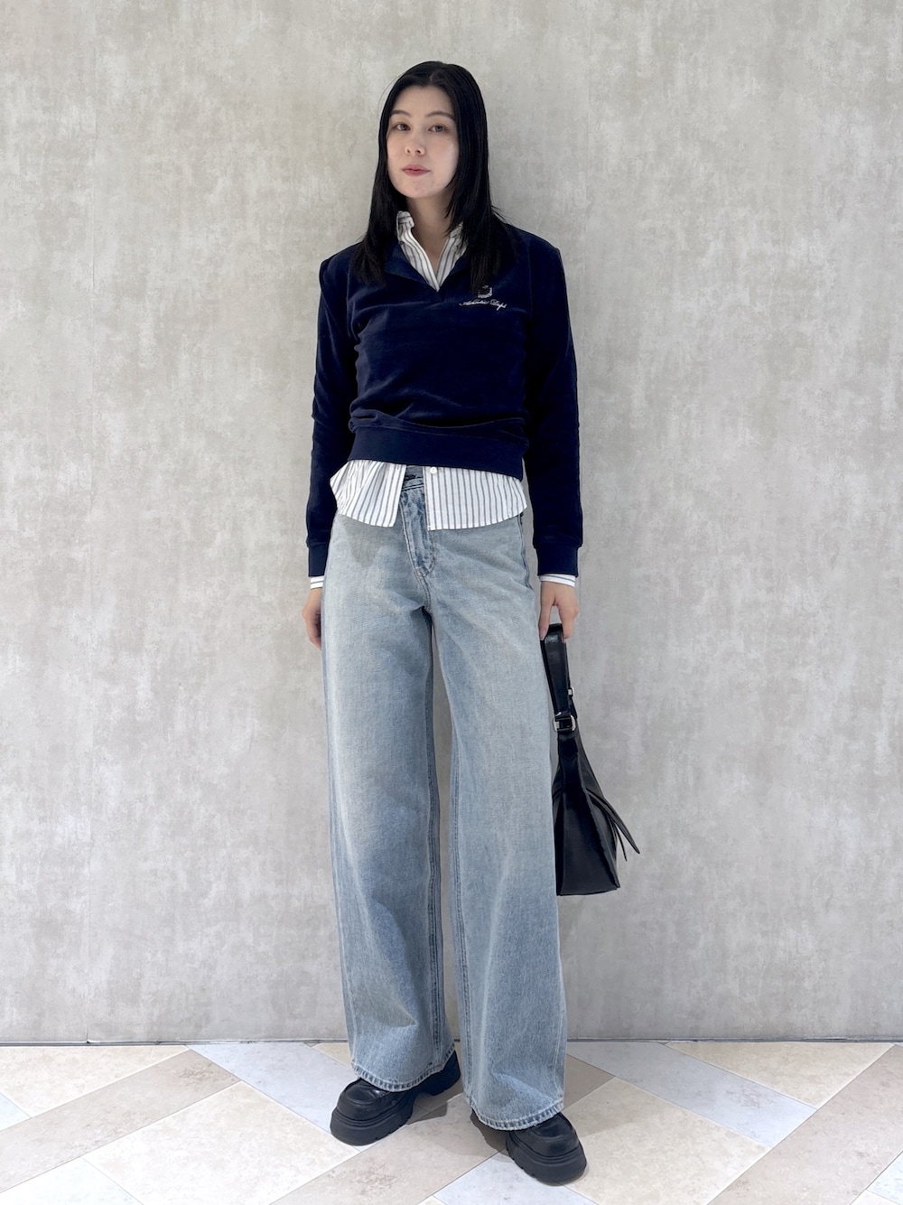 ホワイト系のシャツ/ブラウス、ブラック系のショルダーバッグ、ブラック系のローファーを着用したレディースの秋コーディネートの1枚目の写真