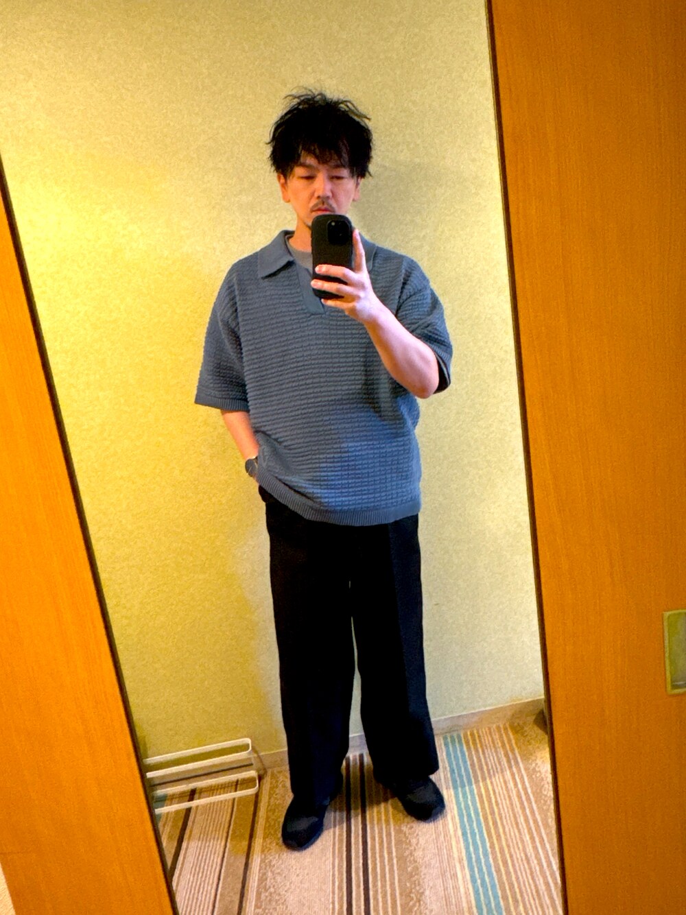 「休日スタイル、おしゃれさんと繋がりたい、シャツスタイル、休日コーデ、きれいめカジュアル、スラックス、夏コーデ、おじさんコーデ、40代ファッション」｜「WYM LIDNMのHIGH TWISTED GABA WIDE TUCK SLACKS（スラックス、ブラック系）」を使った、J.Jさん（メンズ・173cm）の春コーディネートの1枚目の写真