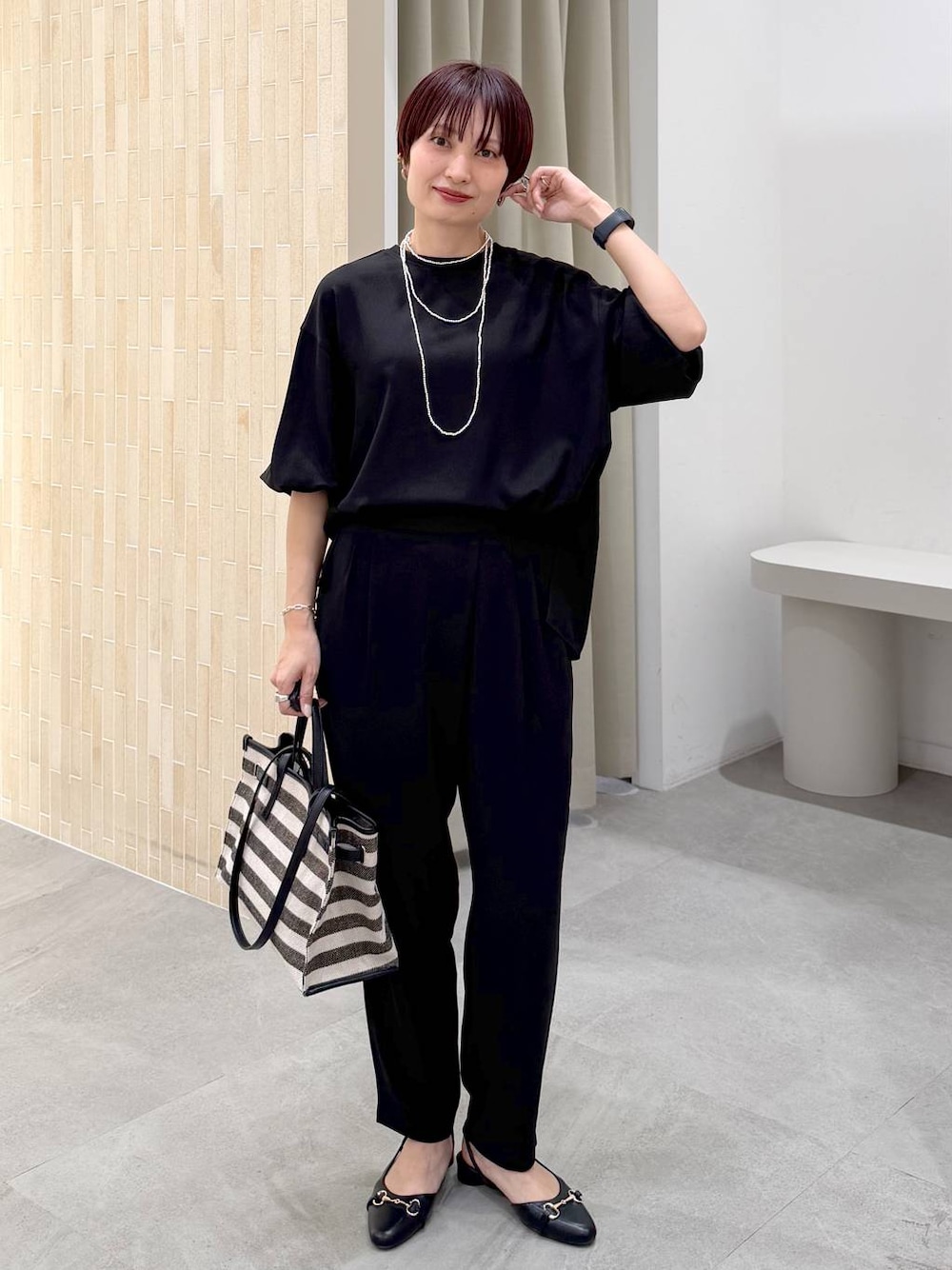 ブラック系のパンプス、ブラック系のトートバッグ、ブラック系のその他パンツを着用したレディースの春コーディネートの1枚目の写真