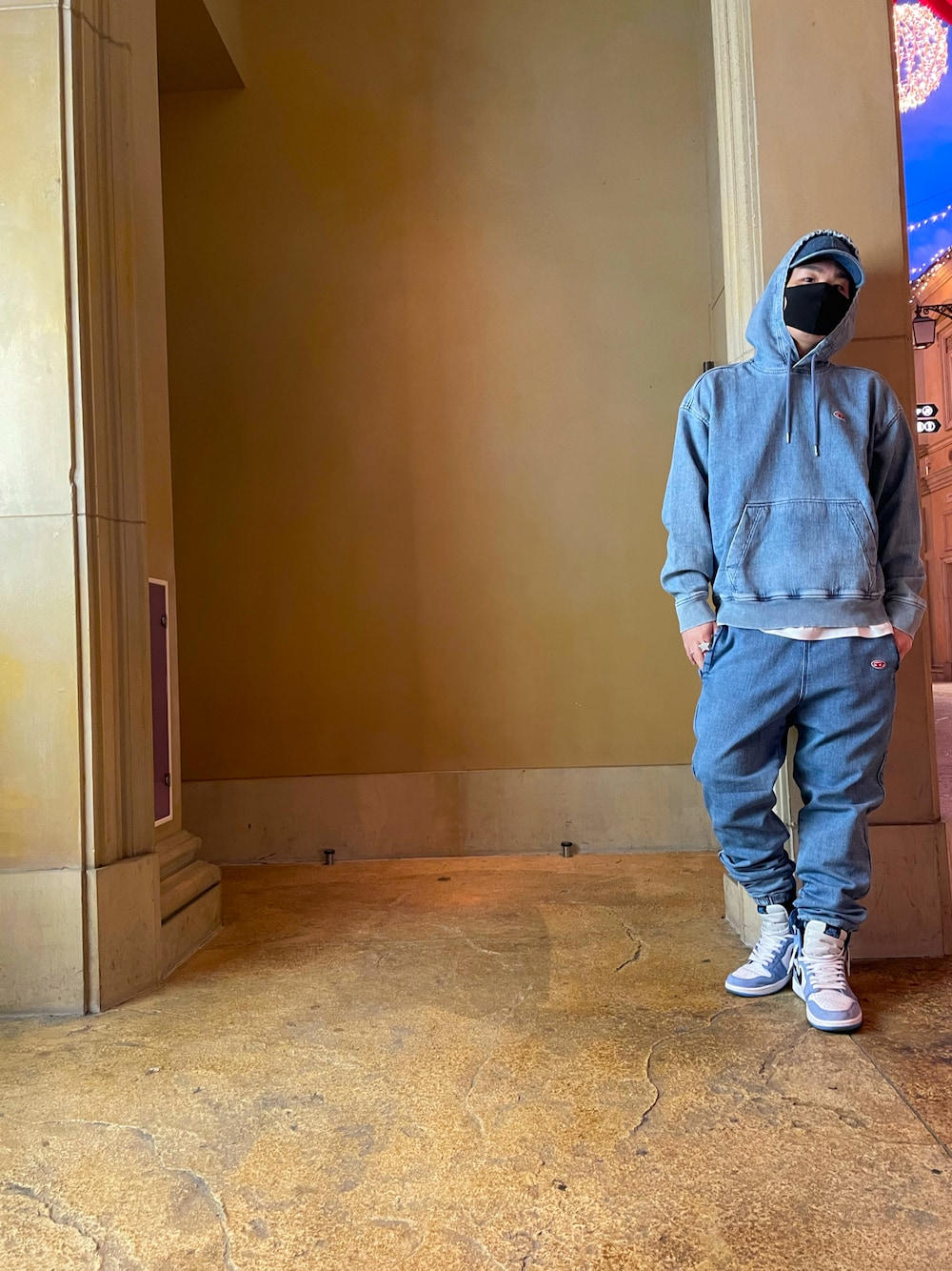 「今日のコーデ、Diesel、オーバーサイズ、ビッグシルエット、シンプル、ワントーンコーデ、デニムパンツ、セットアップ、大人カジュアル、スニーカーコーデ、レイヤードスタイル、シンプルコーデ、ゆるコーデ、リラックススタイル、キャップ」｜「DIESELのDIESEL SS22 メンズ パーカー スウェット ジョグファブリック サステナブル（スウェット、ブルー系）」を使った、TATSUYAさん（メンズ・178cm）の冬コーディネートの1枚目の写真