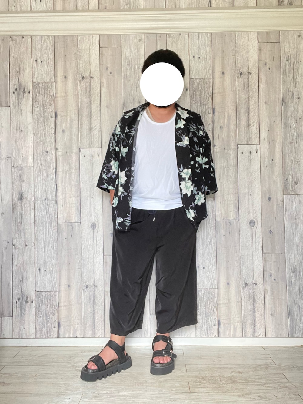 「シンプルスタイル、夏、夏コーデ、シャツコーデ、低身長、低身長コーデ、柄シャツ、タンクトップ、柄シャツ×ワイドパンツ、ワイドパンツ、サテンパンツ、サンダル、おしゃれさんと繋がりたい、いいね、save、フォローお願いします🤑」｜「CASPER JOHNのVarious Dolman Shirts/バリアスドルマンシャツ/リゾート/アロハ/グラフィック/ドレープ（シャツ/ブラウス、ブラック系）」を使った、sagan.spさん（メンズ・160cm）の夏コーディネートの1枚目の写真