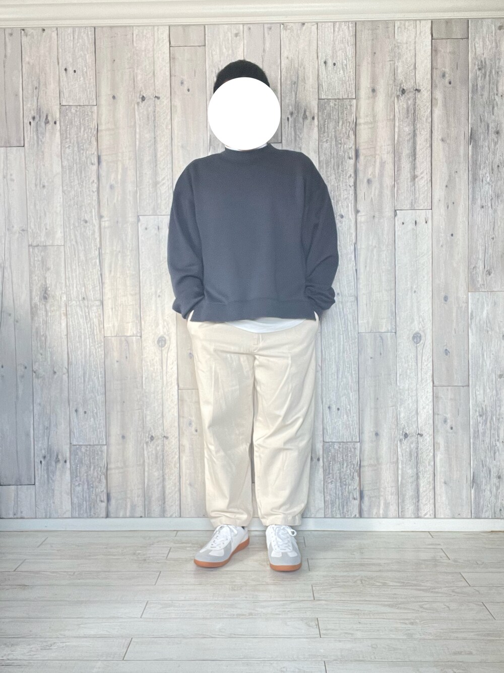 グレー系のスウェット、ホワイト系のTシャツ/カットソー、ホワイト系のチノパンツを着用したメンズの春コーディネートの1枚目の写真