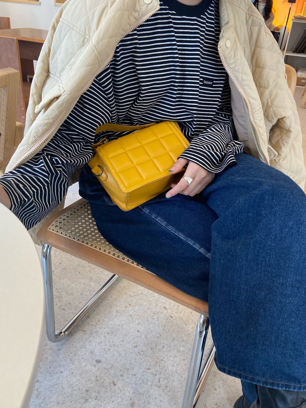 「春、ボーダー、COVERNAT、韓国ファッション、韓国ブランド、デニムコーデ、ジーンズ、イエロー、差し色(黄色)、高身長女子」｜「COVERNATの【UNISEX】COVERNAT／ボーダーOVERロンT　　2268574（Tシャツ/カットソー、ブラック系）」を使った、awimさん（レディース・166cm）の春コーディネートの1枚目の写真