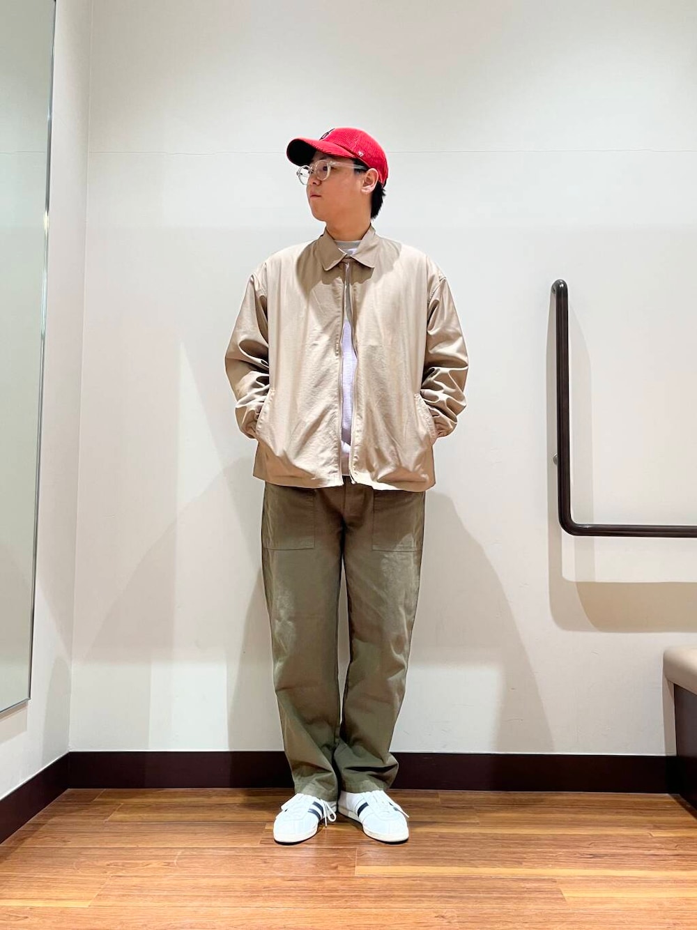 「ベイカーパンツ、春コーデ、春色、スウェットライク、ハリントンジャケット、ブルゾンコーデ、やや寒い、gungho」｜「ITEMS URBANRESEARCHのナイロンシャンブレーハリントンジャケット（その他アウター、ベージュ系）」を使った、おかもとさん（メンズ・172cm）の春コーディネートの1枚目の写真