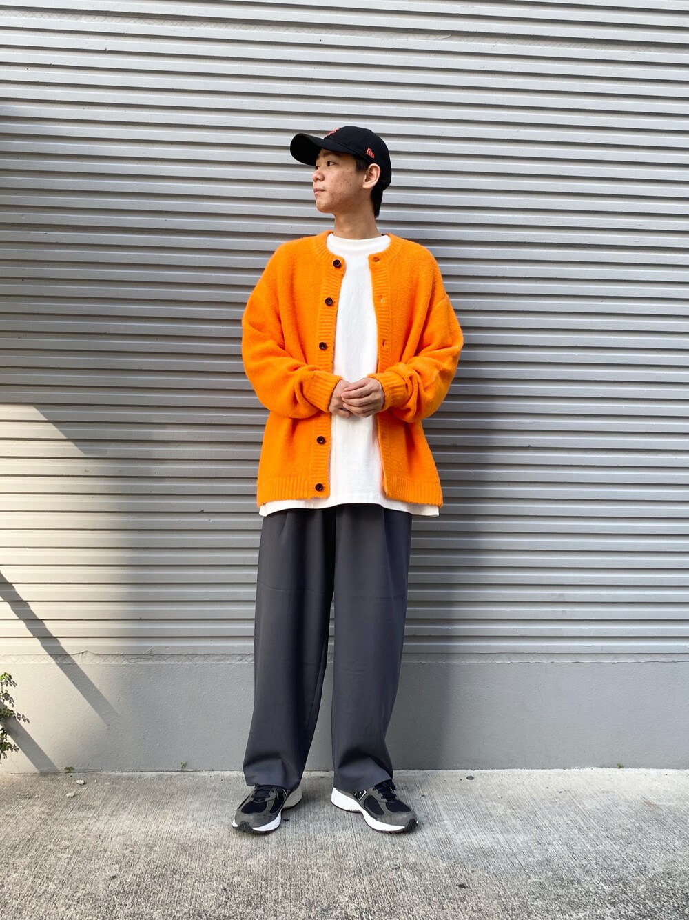 「センスオブプレイス、SENSEOFPLACE、冬コーデ、カーディガン、ビッグシルエット、Tシャツ、ワイドパンツ、スラックス、オレンジ、New Balance、スニーカー」｜「SENSE OF PLACE by URBAN RESEARCHのブークレクルーネックカーディガン（カーディガン/ボレロ、オレンジ系）」を使った、おかもとさん（メンズ・172cm）の秋コーディネートの1枚目の写真