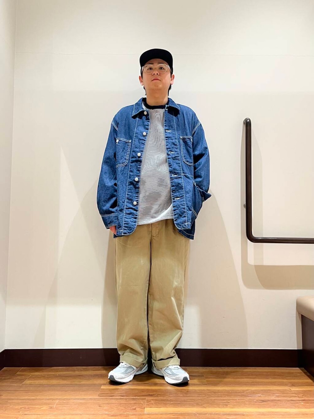 「デニム、ロンT、カバーオール、ボーダー、チノパン、春コーデ、春アウター、休日コーデ」｜「FORK&SPOONのFORK&SPOON　フレンチドリルピグメントチノパンツ（その他パンツ、ベージュ系）」を使った、おかもとさん（メンズ・172cm）の春コーディネートの1枚目の写真