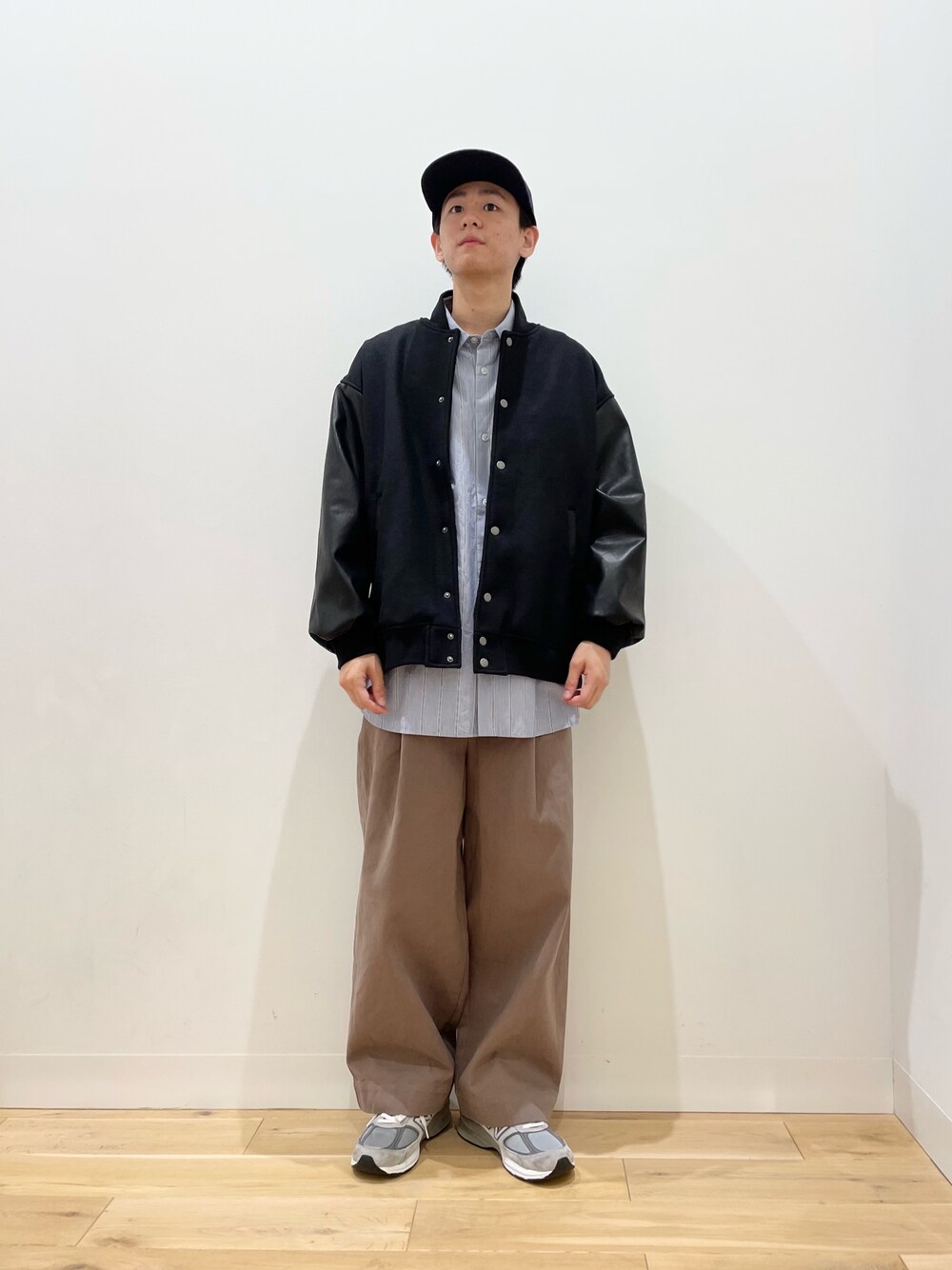 「センスオブプレイス、SENSEOFPLACE、カジュアル、スタジャン、冬コーデ、ストライプ、ビッグシルエット、ワイドパンツ、スニーカー、New Balance」｜「SENSE OF PLACE by URBAN RESEARCHのNewzealandWoolスタジャン（スタジャン、ブラック系）」を使った、おかもとさん（メンズ・172cm）の秋コーディネートの1枚目の写真