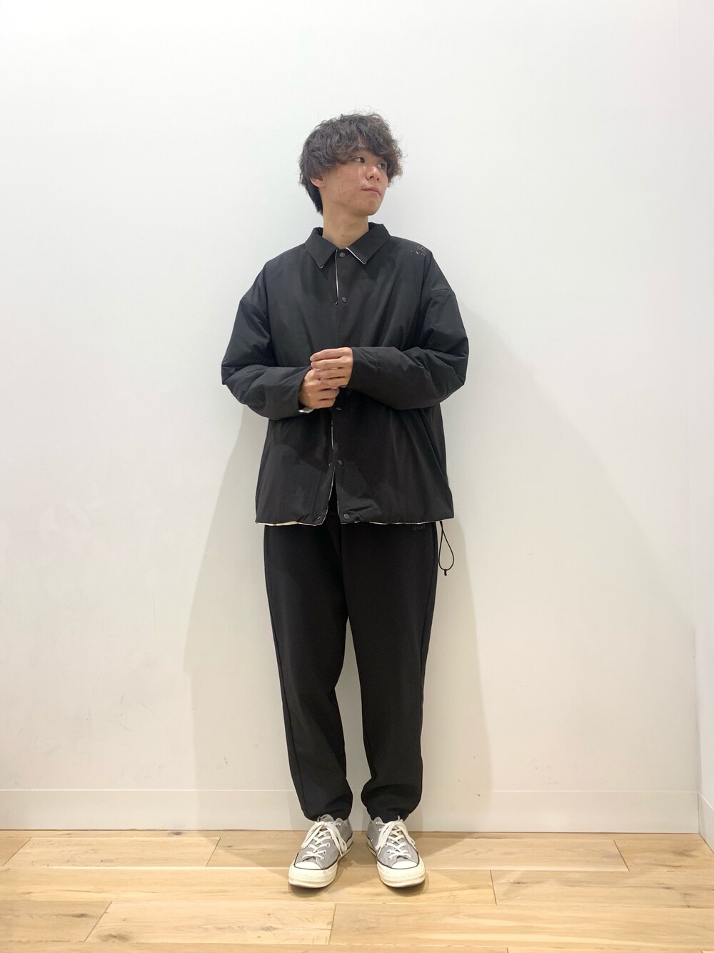 「センスオブプレイス、SENSEOFPLACE、ユイセル、Uiscel、ブラックコーデ、リバーシブル、アウター、プリマロフト、ジョガーパンツ、アウトドアスタイル」｜「UiscelのプリマロフトリバーシブルCPOブルゾン（ダウンジャケット/コート、ブラック系）」を使った、おかもとさん（メンズ・172cm）の秋コーディネートの1枚目の写真