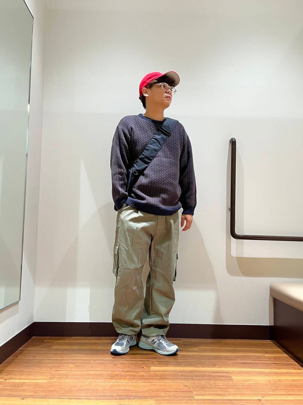 ブラック系のショルダーバッグ、ブルー系のニット/セーター、グリーン系のその他パンツを着用したメンズの秋コーディネートの1枚目の写真