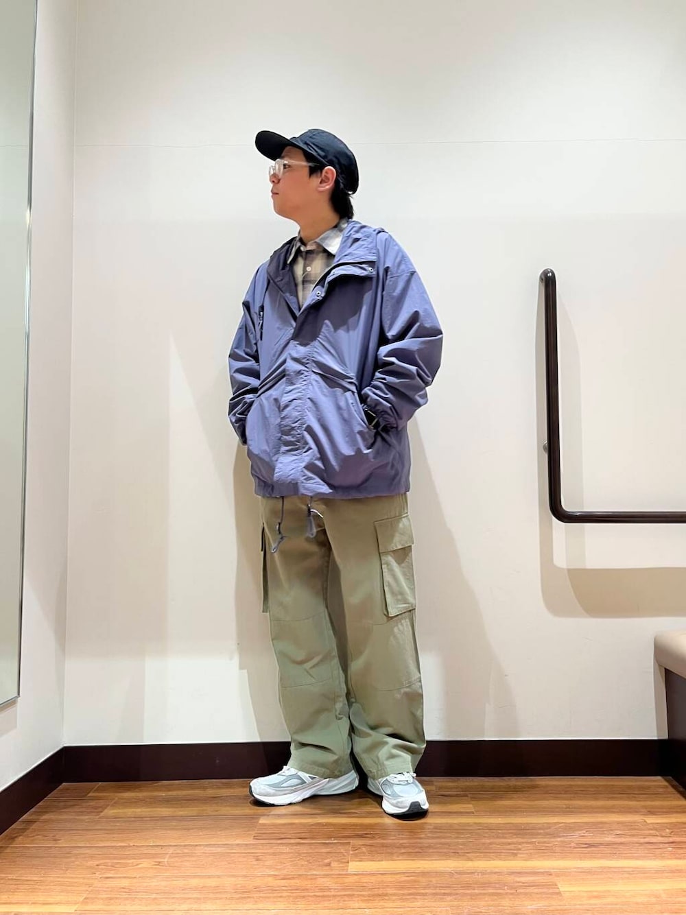 「チェックシャツ、カジュアルコーデ、レイヤード、マウンテンパーカー、春コーデ、春アウター、ミリタリーパンツ」｜「ITEMS URBANRESEARCHのオンブレチェック ロングスリーブシャツ（シャツ/ブラウス、ベージュ系）」を使った、おかもとさん（メンズ・172cm）の春コーディネートの1枚目の写真