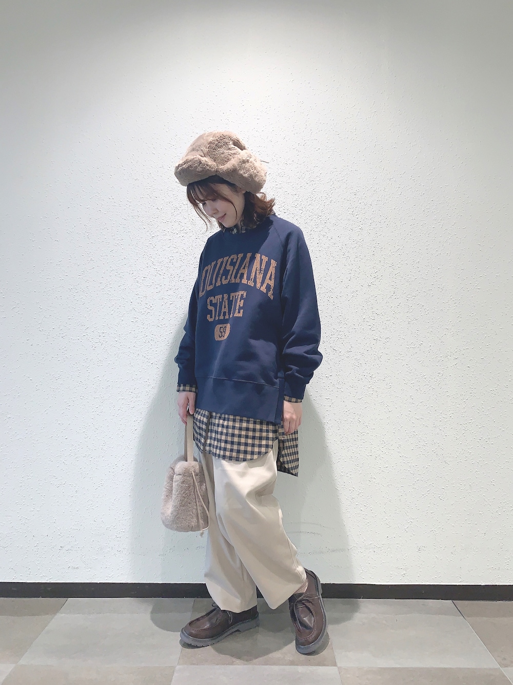 ブルー系のスウェット、ベージュ系のシャツ/ブラウス、ベージュ系のその他パンツを着用したレディースの秋コーディネートの1枚目の写真