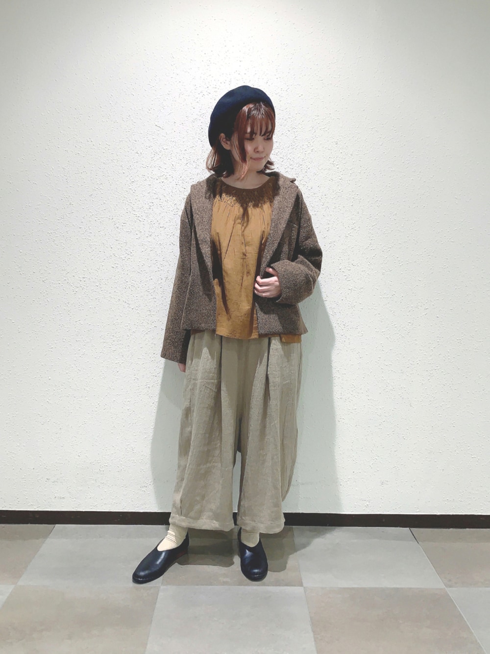 グリーン系のシャツ/ブラウス、ブラウン系のテーラードジャケット、ベージュ系のその他パンツを着用したレディースの秋コーディネートの1枚目の写真