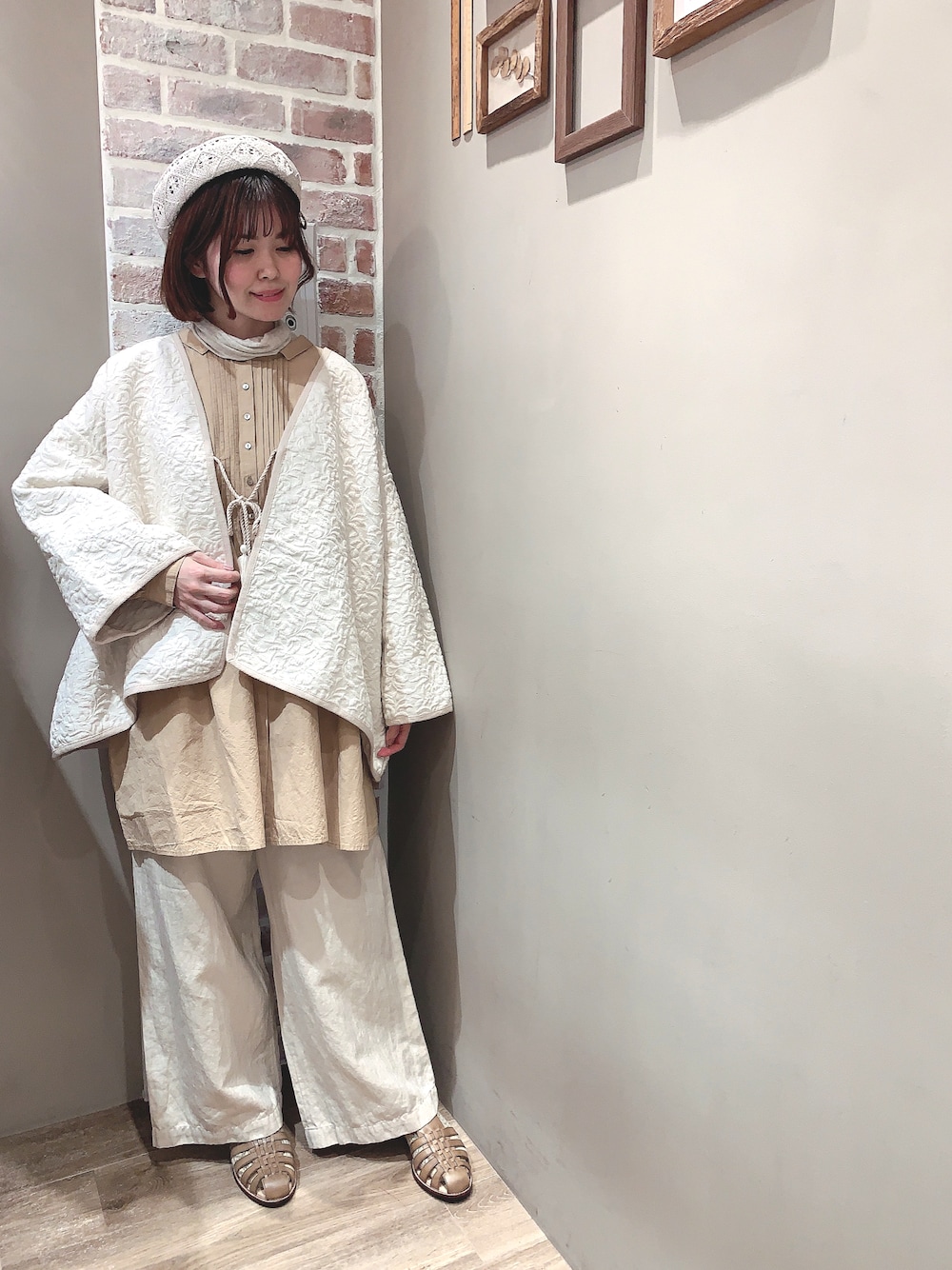 ホワイト系のジャケット/アウター、ベージュ系のシャツ/ブラウス、ベージュ系のパンツを着用したレディースの冬コーディネートの1枚目の写真