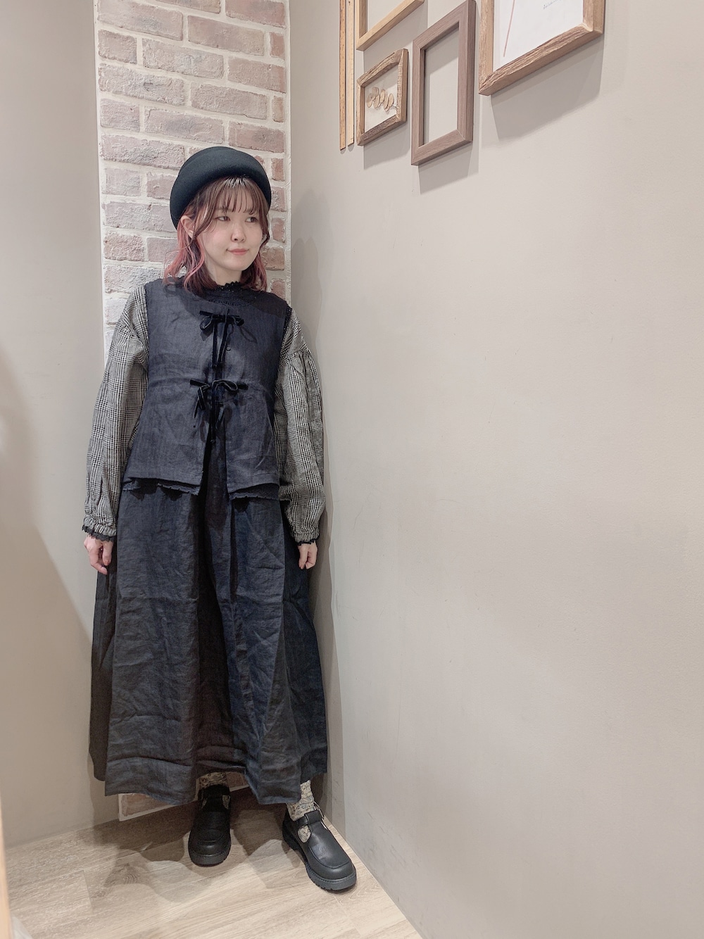 ブラック系のジャケット/アウター、ブラック系のスカート、ブラック系のシューズを着用したレディースの夏コーディネートの1枚目の写真