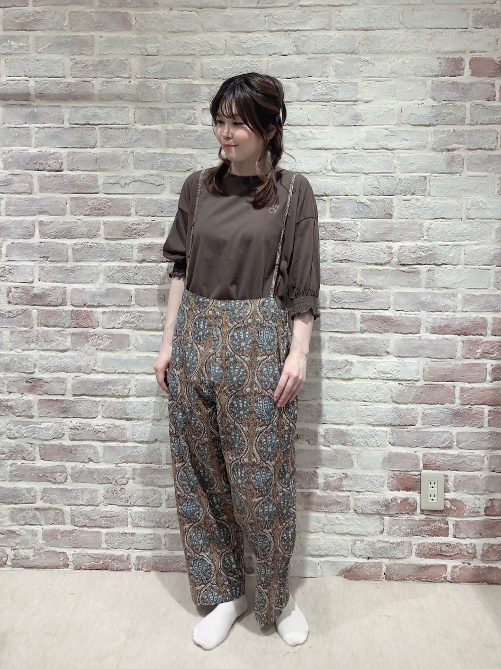 ブラウン系のTシャツ/カットソー、ブラウン系のパンツを着用したレディースの春コーディネートの1枚目の写真