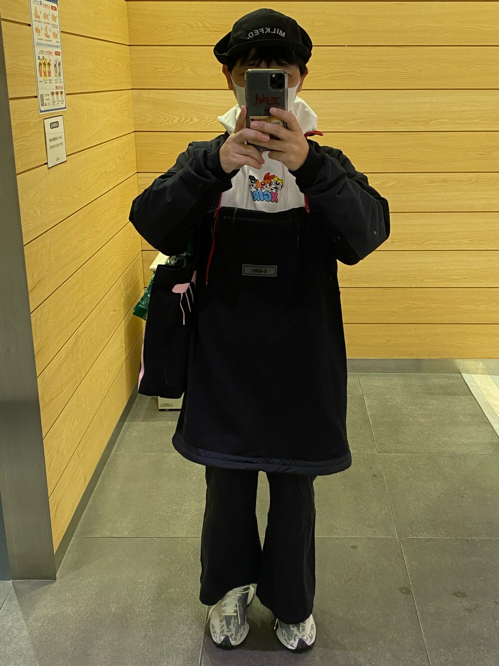 「x-girl、Xgirl_ootd、MILKFED.、milkfed._ootd、おしゃれさんと繋がりたい、ブラックコーデ」｜「MILKFED.のSTENCIL EAR FLAP CAP（キャップ、ブラック系）」を使った、Toshiaki Nakamuraさん（メンズ・160cm）の秋コーディネートの1枚目の写真