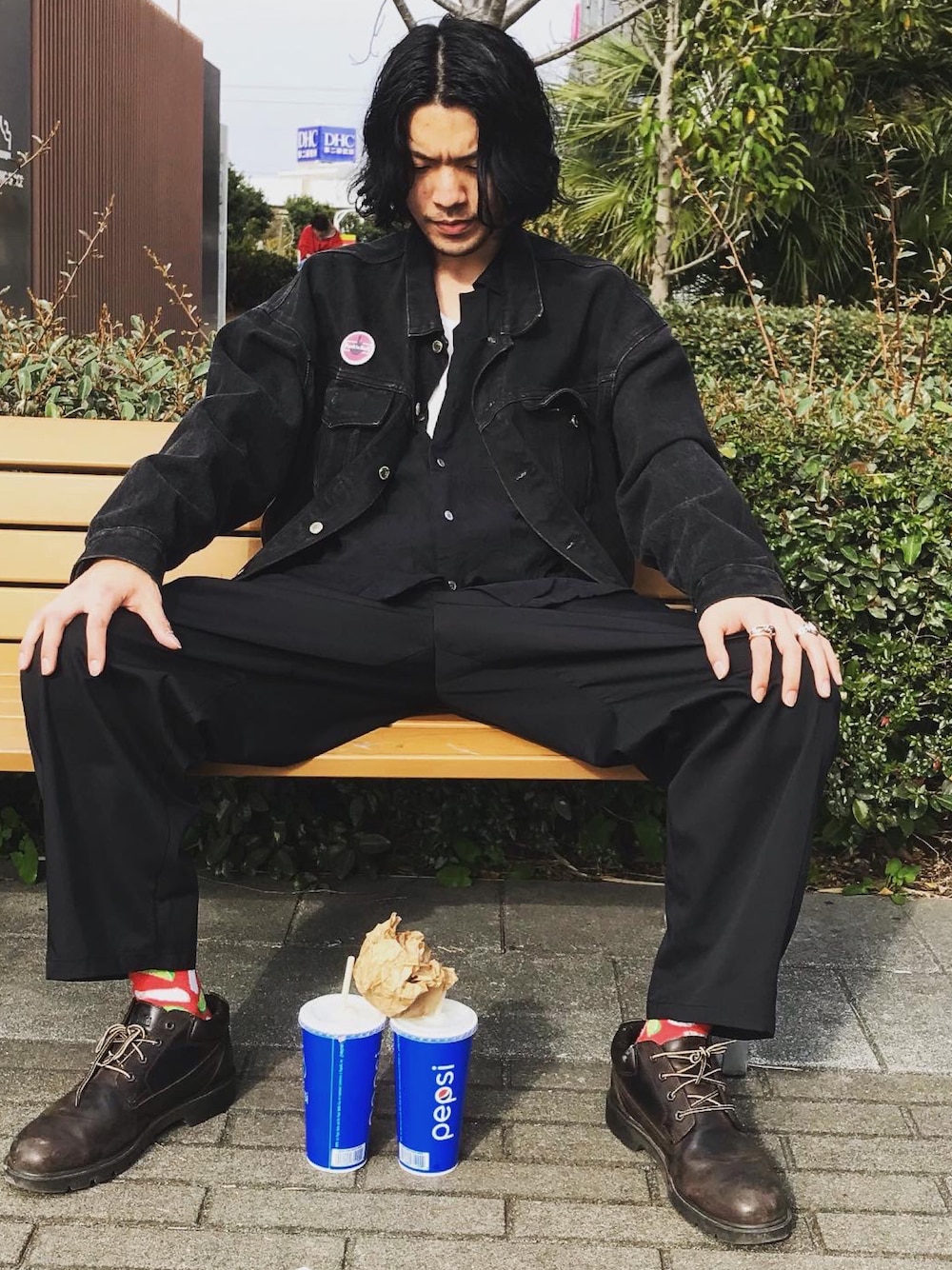 「オーバーサイズ、ストリート、シャツスタイル、古着MIX、古着好きな人と繋がりたい、レイヤードスタイル、King Gnu」｜「The Rolling Stones 50th Ａnniversaryのアイテム（デニムジャケット、ブラック系）」を使った、kenshirouさん（メンズ・177cm）の春コーディネートの1枚目の写真