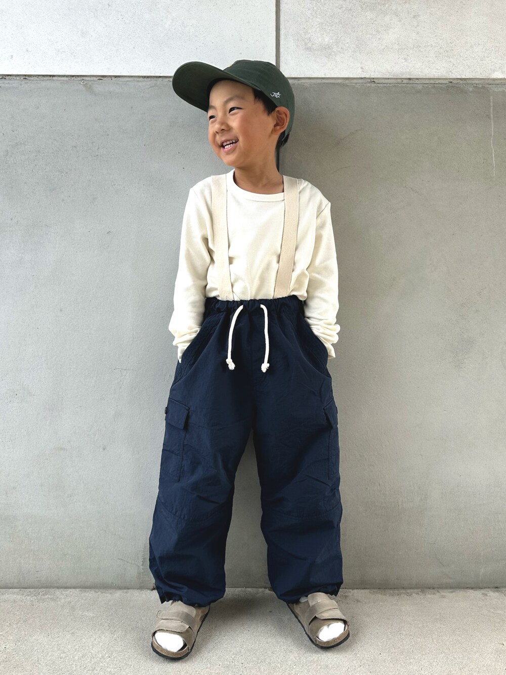 「秋服まるっと大公開、スポーツミックス、秋コーデ、サロペット、UNIQLO、プチプラ、サンダルに靴下、キャップ、ワッフル、カーゴパンツ、カジュアルコーデ、休日スタイル、お出かけコーデ、ロンT、パラシュートパンツ」｜「LOWRYS FARMのパラシュートパンツ　977113（カーゴパンツ、ブルー系）」を使った、m & s & nさん（キッズ・120cm）の秋コーディネートの1枚目の写真