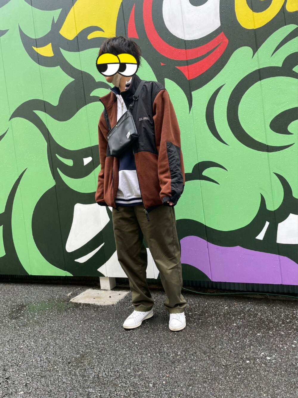 「メンズコーデ、XLARGE、ストリートコーデ、スニーカー、白スニーカー、休日スタイル、フリークスストア、FREAK’Ｓ STORE、ハーフジップ、シンプルスタイル、オーバーサイズ、ラフコーデ、スウェット」｜「UNIQLOのアイテム（チノパンツ、グリーン系）」を使った、ehmmmさん（メンズ・173cm）の春コーディネートの1枚目の写真
