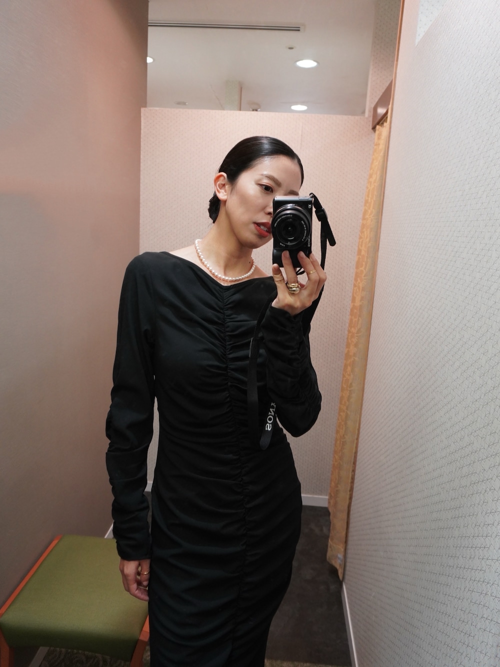 「AKTE、アクテ、ドレス、オケージョン、シンプルスタイル、クリスマスに着たい服、結婚式、結婚式ワンピース、大人コーデ、大人フェミニン、パーティースタイル、高身長コーデ」｜「AKTEのリンクルギャザーロングドレス（ワンピース、ブラック系）」を使った、satocoさん（レディース・167cm）の冬コーディネートの1枚目の写真