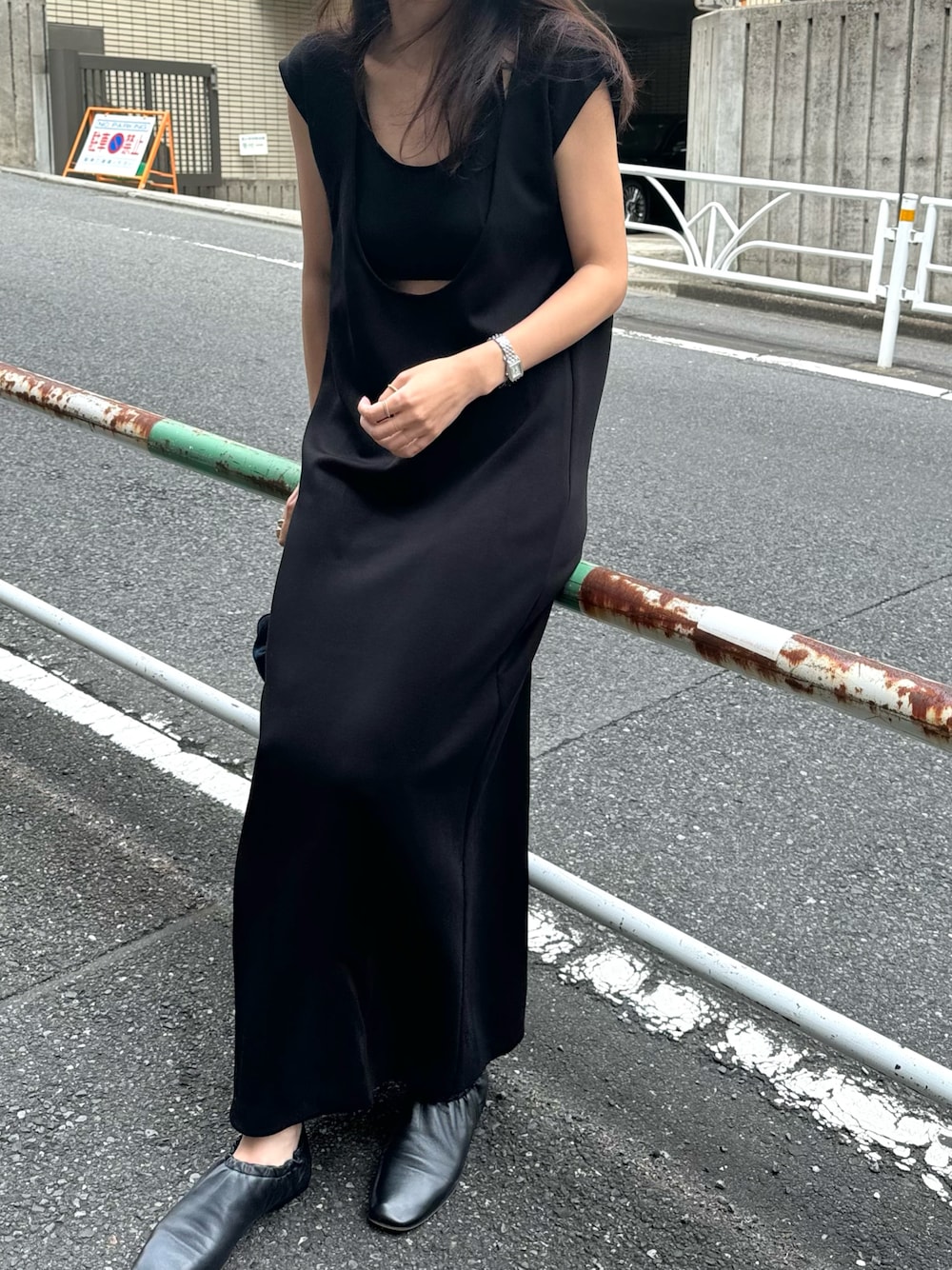 「AKTE、アクテ、楽チンコーデ、ゆるコーデ、リラックススタイル、サマースタイル、大人かわいい、ブラックコーデ、ラフコーデ、高身長女子、カットソーワンピース、大人カジュアル、ブラックワンピース、30代コーデ、大人フェミニン」｜「AKTEのディープUネックIラインワンピース（ワンピース、ブラック系）」を使った、satocoさん（レディース・167cm）の夏コーディネートの1枚目の写真