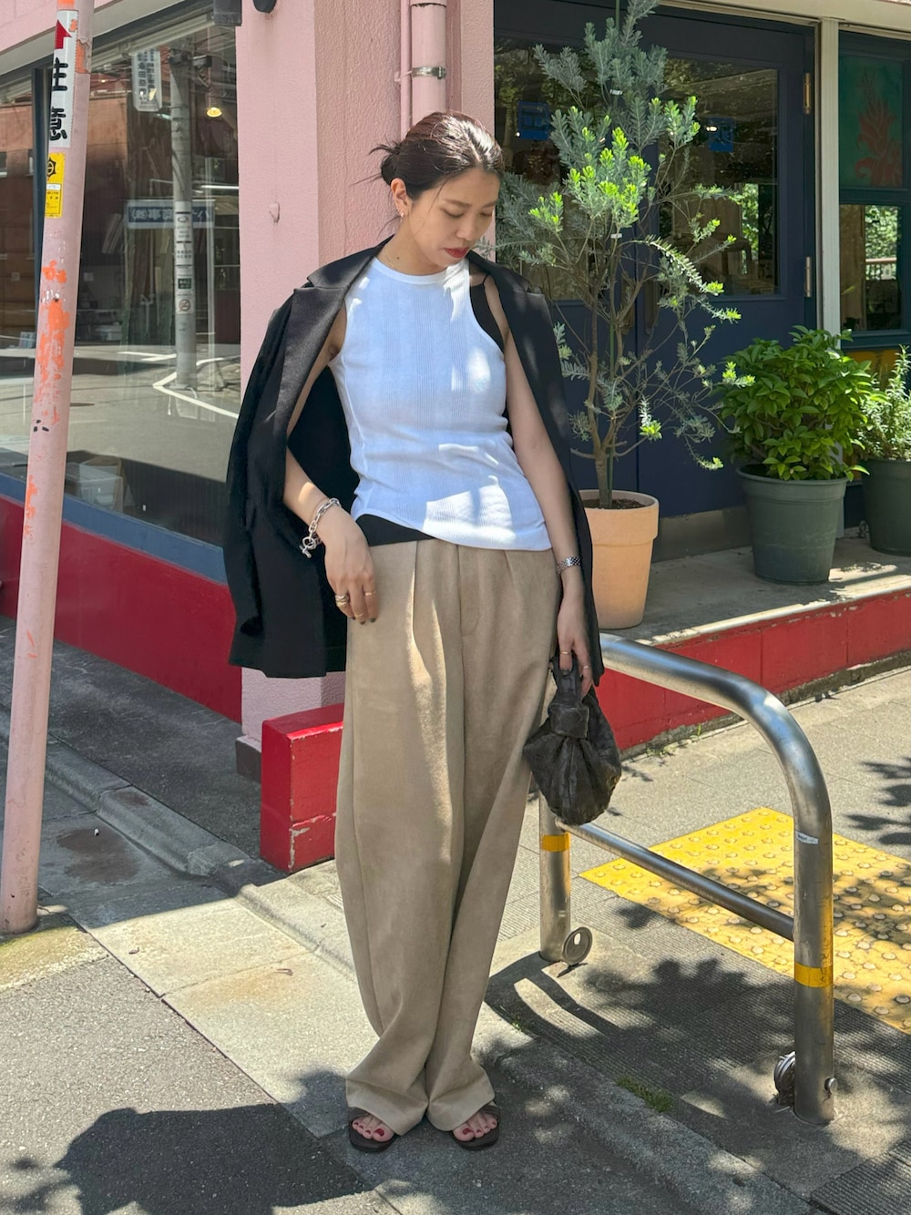 「AKTE、アクテ、夏コーデ、夏だ！Tシャツ着よう！、休日スタイル、おでかけコーデ、オトナカジュアル、大人可愛い、シンプルスタイル、カジュアルコーデ、シンプル、白Tシャツ、高身長レディースファッション、高身長女子、ジャケット」｜「AKTEのオーバーサイズボックスジャケット（テーラードジャケット、ブラック系）」を使った、satocoさん（レディース・167cm）の夏コーディネートの1枚目の写真