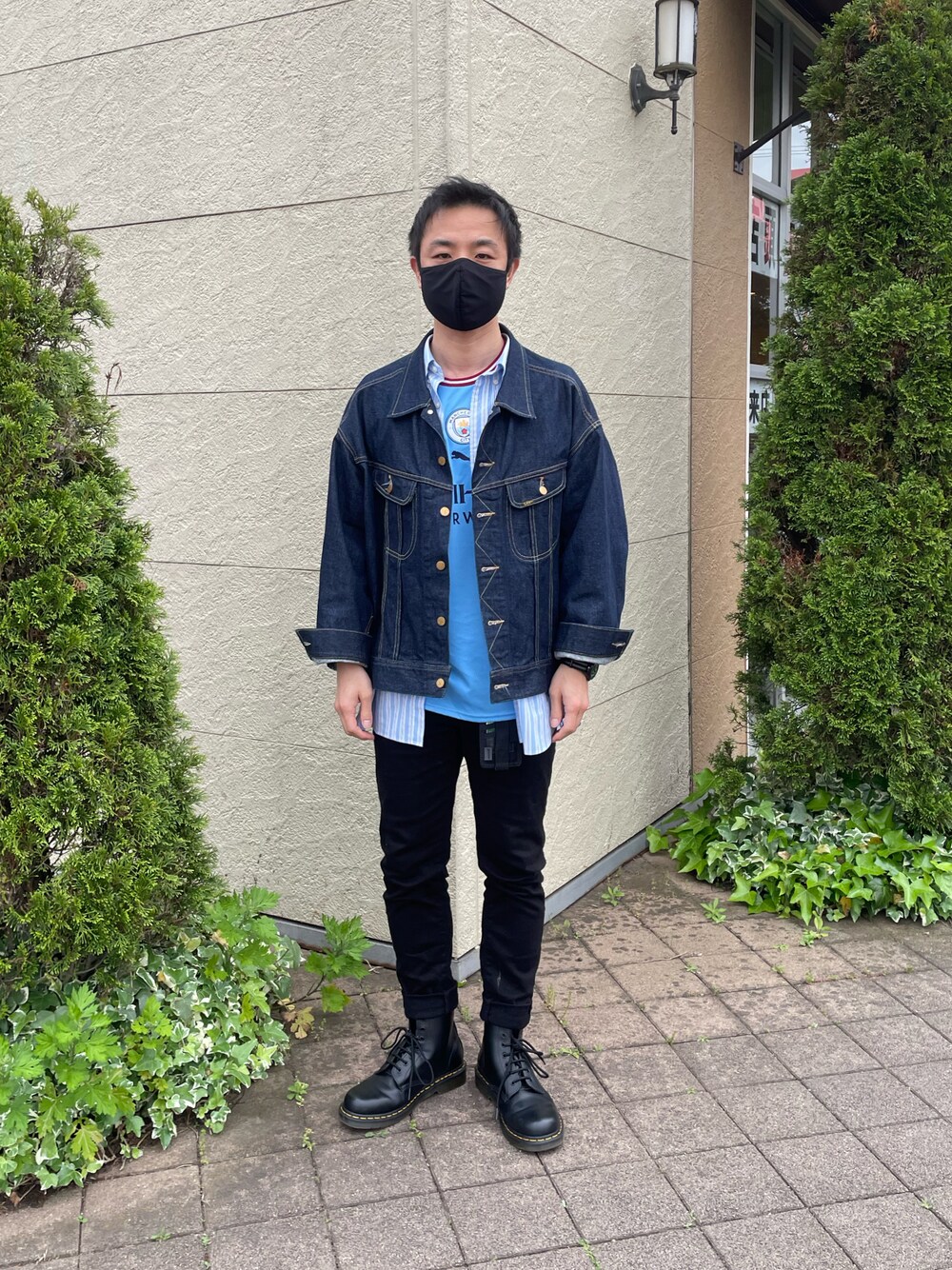「Leeのアイテム（デニムジャケット、ブルー系）」を使った、わんわんもこもこさん（メンズ・175cm）の春コーディネートの1枚目の写真