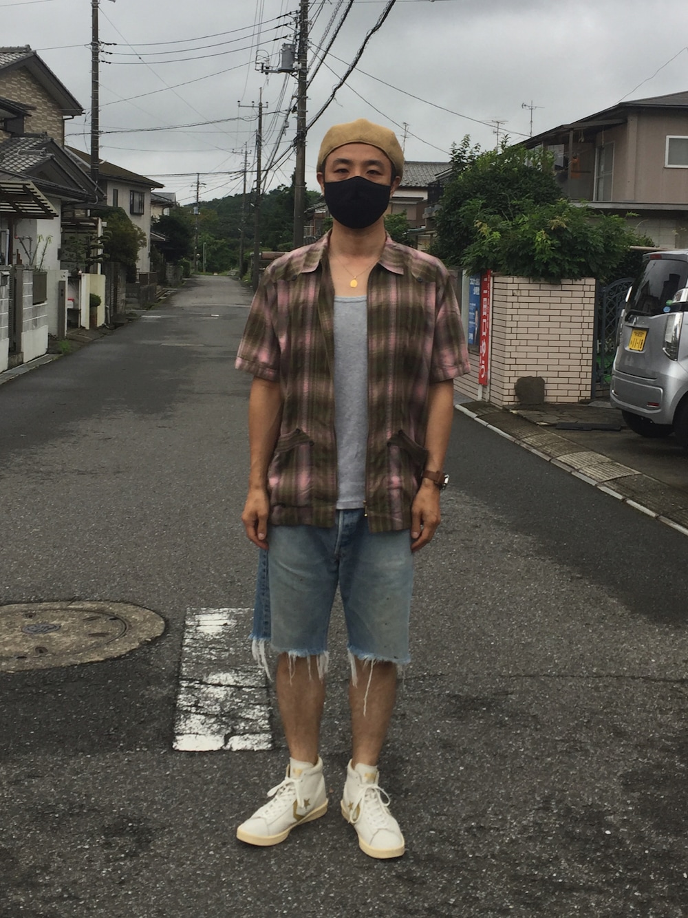 「Levi'sのアイテム（デニムパンツ、ブルー系）」を使った、わんわんもこもこさん（メンズ・175cm）の夏コーディネートの1枚目の写真