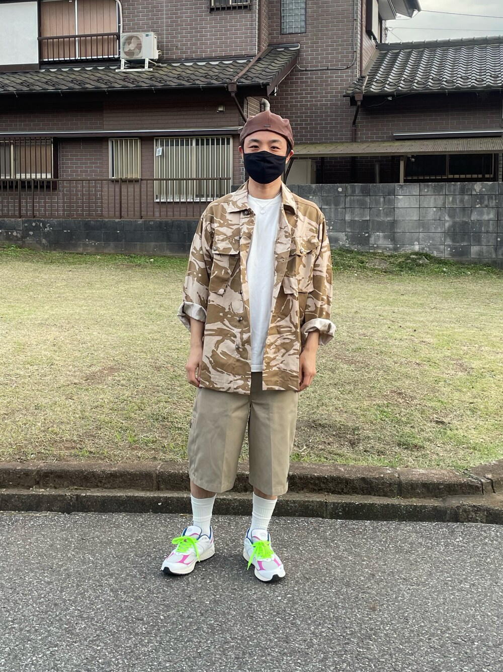 「NEW BALANCEのアイテム（スニーカー、ホワイト系）」を使った、わんわんもこもこさん（メンズ・175cm）の春コーディネートの1枚目の写真