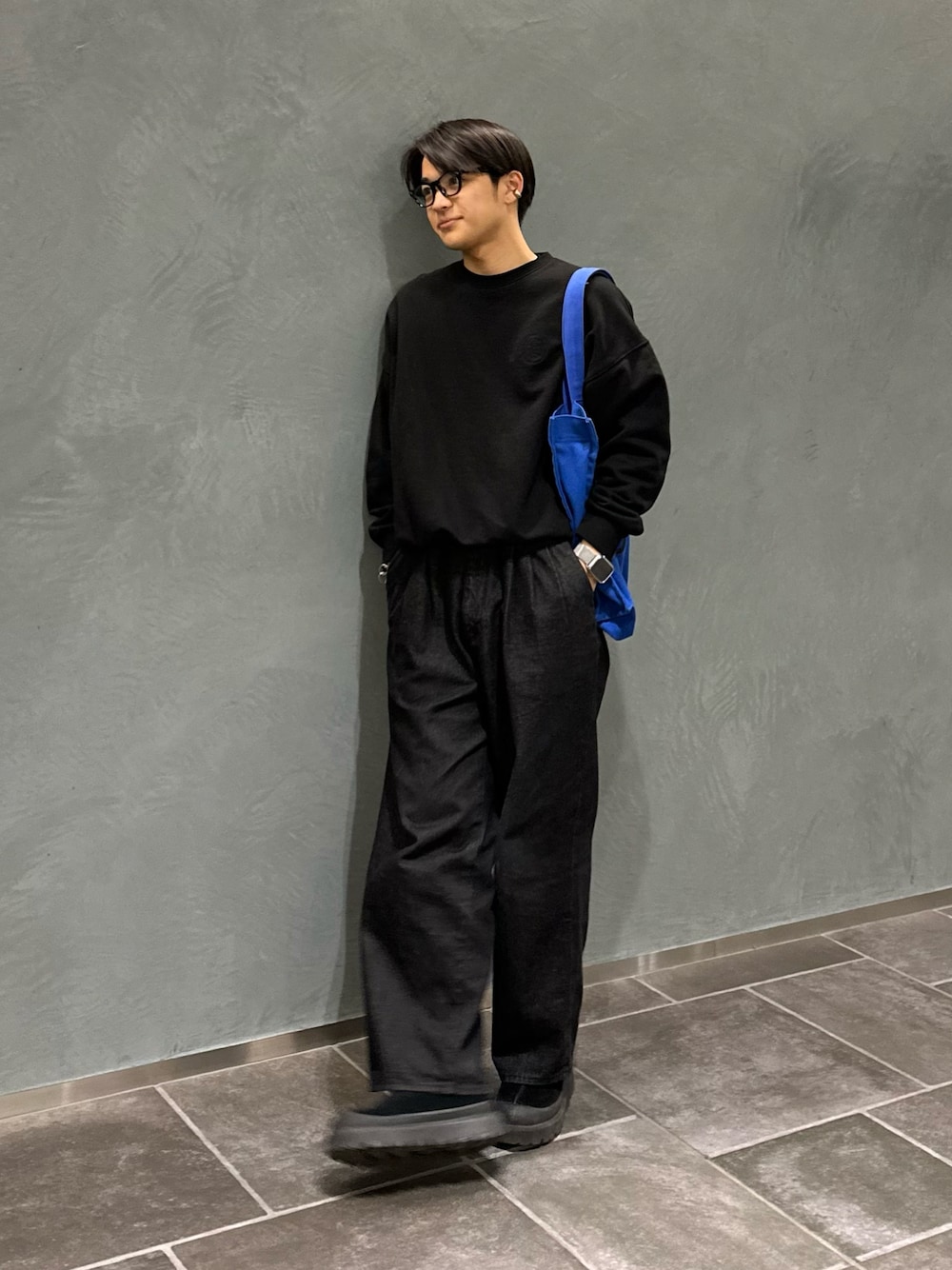 「オトナカジュアル、お出かけコーデ、ワイドパンツ、ノームコア、きれいめカジュアル、シンプル」｜「ADAM ET ROPE'の【コットンUSA】デニム 3タック ワイド スラックス/サステナブル/セットアップ対応（デニムパンツ、ブラック系）」を使った、Kouyaさん（メンズ・170cm）の冬コーディネートの1枚目の写真