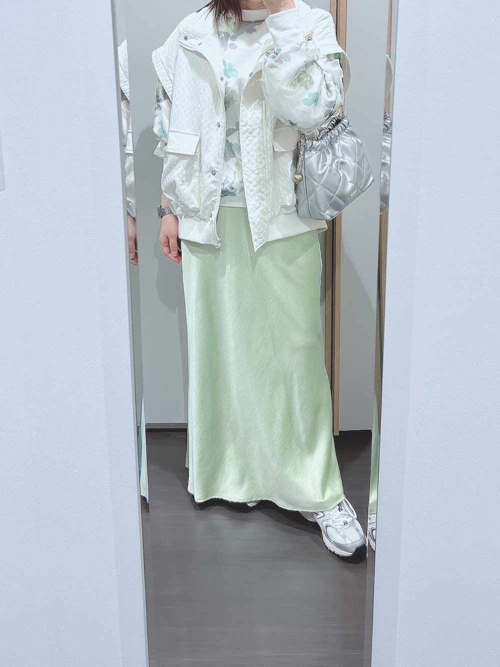 「Te chichiのフラワーチュールスウェットプルオーバー（Tシャツ/カットソー、ホワイト系）」を使った、yuuaさん（レディース・154cm）の春コーディネートの1枚目の写真