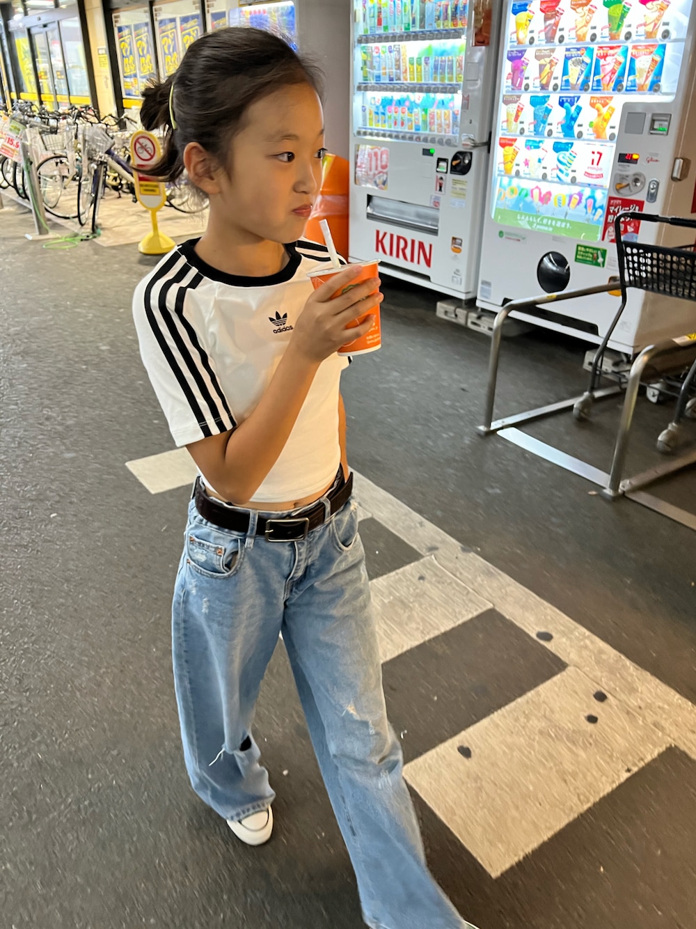 「夏コーデ、ストリート、カジュアルコーデ、ミニ丈、ワイドデニム、ロゴT、adidas、ZARA、converse」｜「adidasのスリーストライプス 半袖ベビーTシャツ / アディダスオリジナルス adidas Originals（Tシャツ/カットソー、ホワイト系）」を使った、RiRiKaさん（キッズ・145cm）の夏コーディネートの1枚目の写真