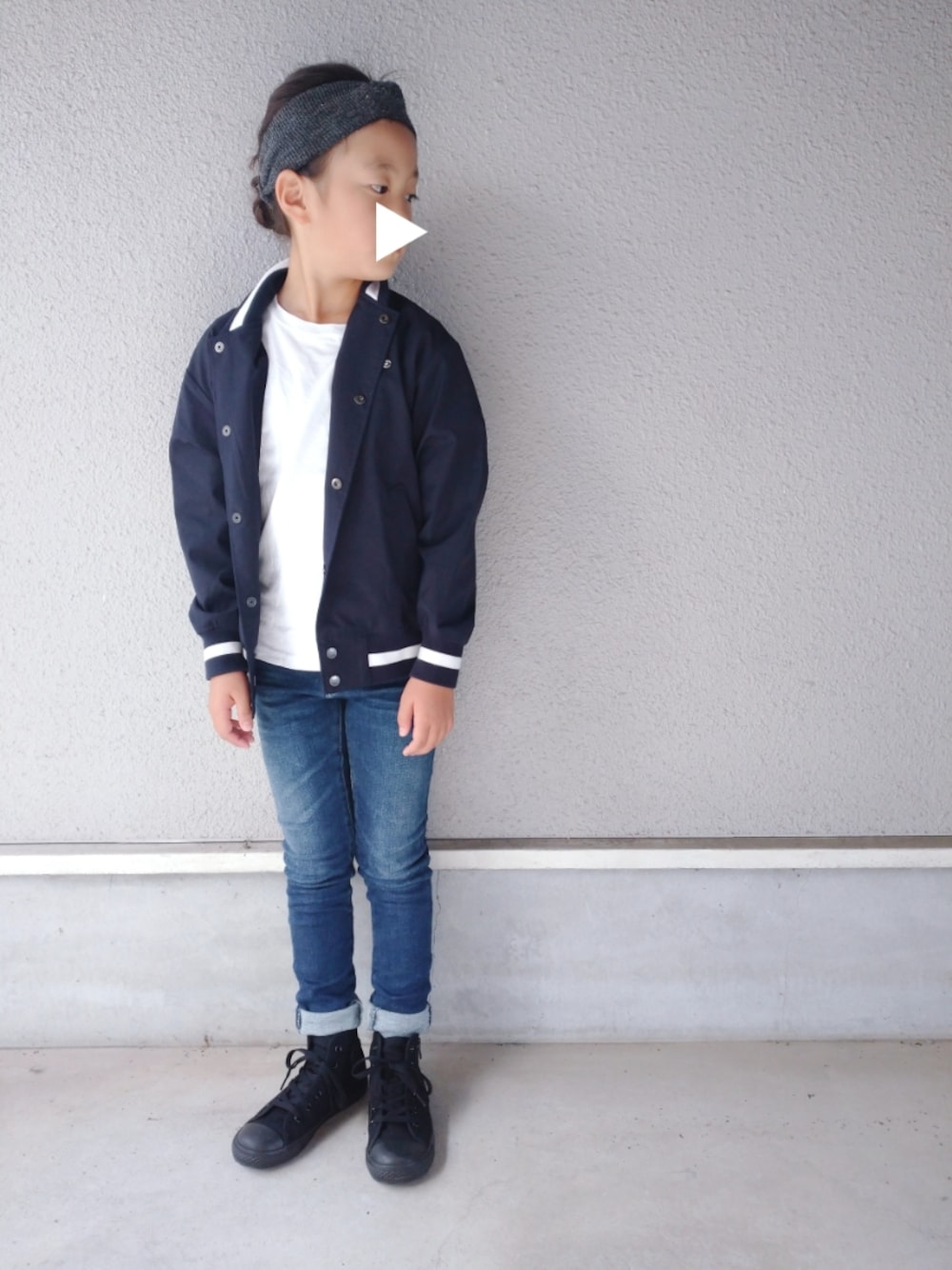 「だから秋服が好き、ヘアバンド、着回しコーデ、白Tシャツ、デニム、スキニーデニム、FITH、Ralph Lauren、ハイカットスニーカー、コンバース」｜「LOWRYS FARMのリブターバン　922210（ヘアバンド、グレー系）」を使った、RiRiKaさん（キッズ・129cm）の秋コーディネートの1枚目の写真