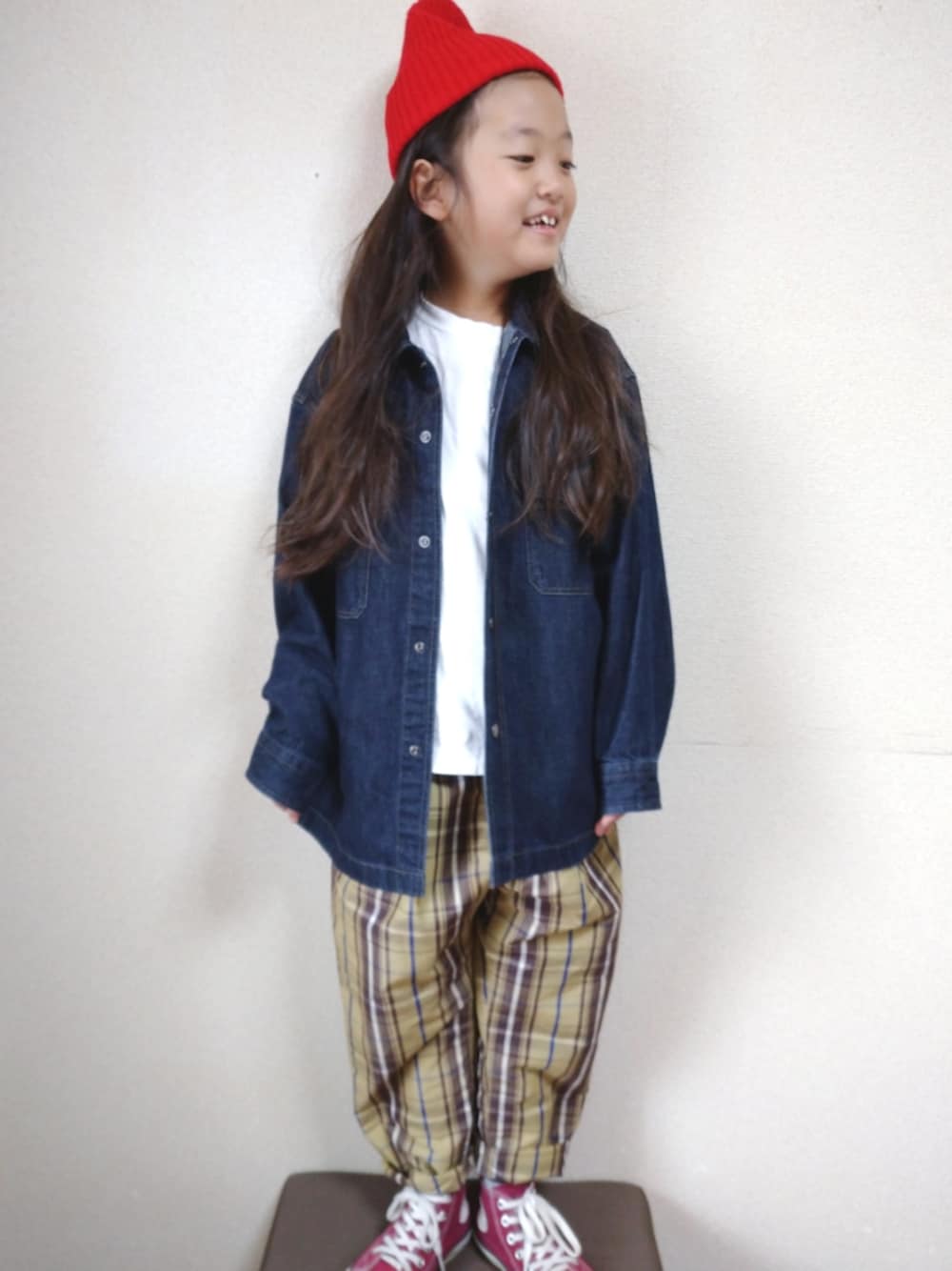 「チェック、リンクコーデ、カップルコーデ、ニット帽、ZARA、デニムジャケット、UNIQLO、チェックパンツ、コンバース、ハイカットスニーカー、おそろいコーデ」｜「ZARAのアイテム（ニットキャップ/ビーニー、レッド系）」を使った、RiRiKaさん（キッズ・129cm）の秋コーディネートの1枚目の写真
