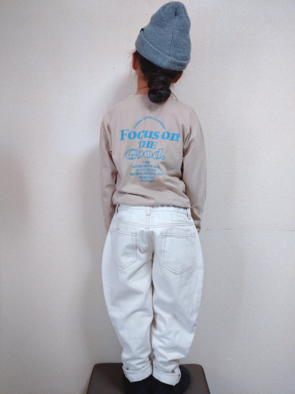 「ベージュ、休日コーデ、S&H、glazos、PR、プチプラ、ニット帽、白デニム、スニーカー、ハイカットスニーカー」｜「GLOBAL WORKの【キッズ】洗えるニットワッチ/850386（ニットキャップ/ビーニー、グレー系）」を使った、RiRiKaさん（キッズ・129cm）の秋コーディネートの1枚目の写真