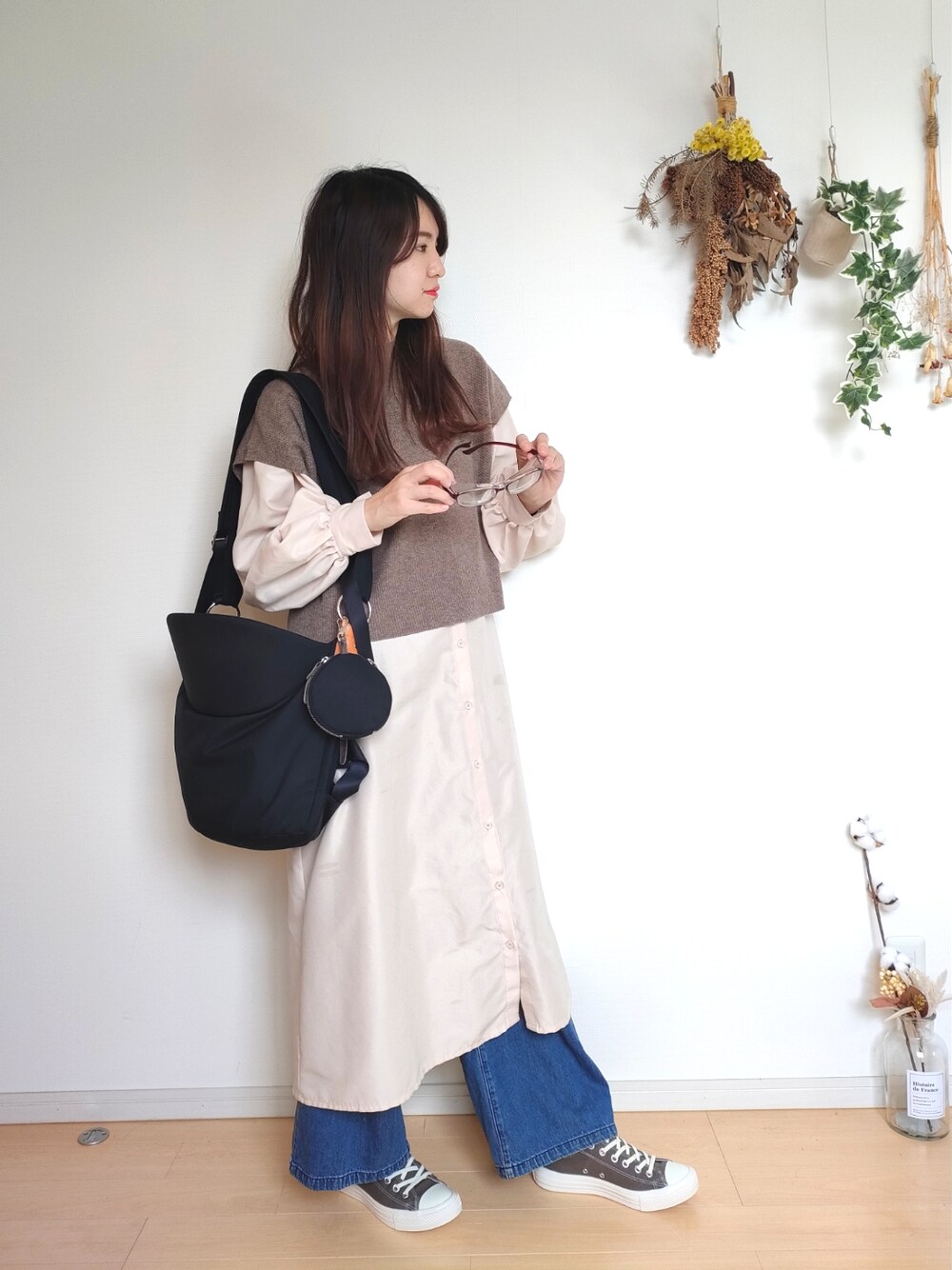 「ママコーデ、norn、nornbag、ノルン、抱っこバッグ、抱っこカバン、マザーズバッグ、ヒップシート、スニーカー、ニットベスト、プチプラ、春服みてみて、レイヤードスタイル、シャツワンピ」｜「しまむらのアイテム（シャツワンピース、ベージュ系）」を使った、ゆーきさん（骨格ウェーブ・レディース・160cm）の春コーディネートの1枚目の写真