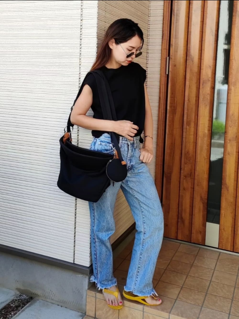 「norn、nornbag、ノルン、抱っこバッグ、抱っこカバン、ママコーデ、ママファッション、デニムパンツ、ギョサン、マザーズバッグ、カラーレンズ」｜「DAISOのアイテム（サングラス、イエロー系）」を使った、ゆーきさん（骨格ウェーブ・レディース・160cm）の秋コーディネートの1枚目の写真