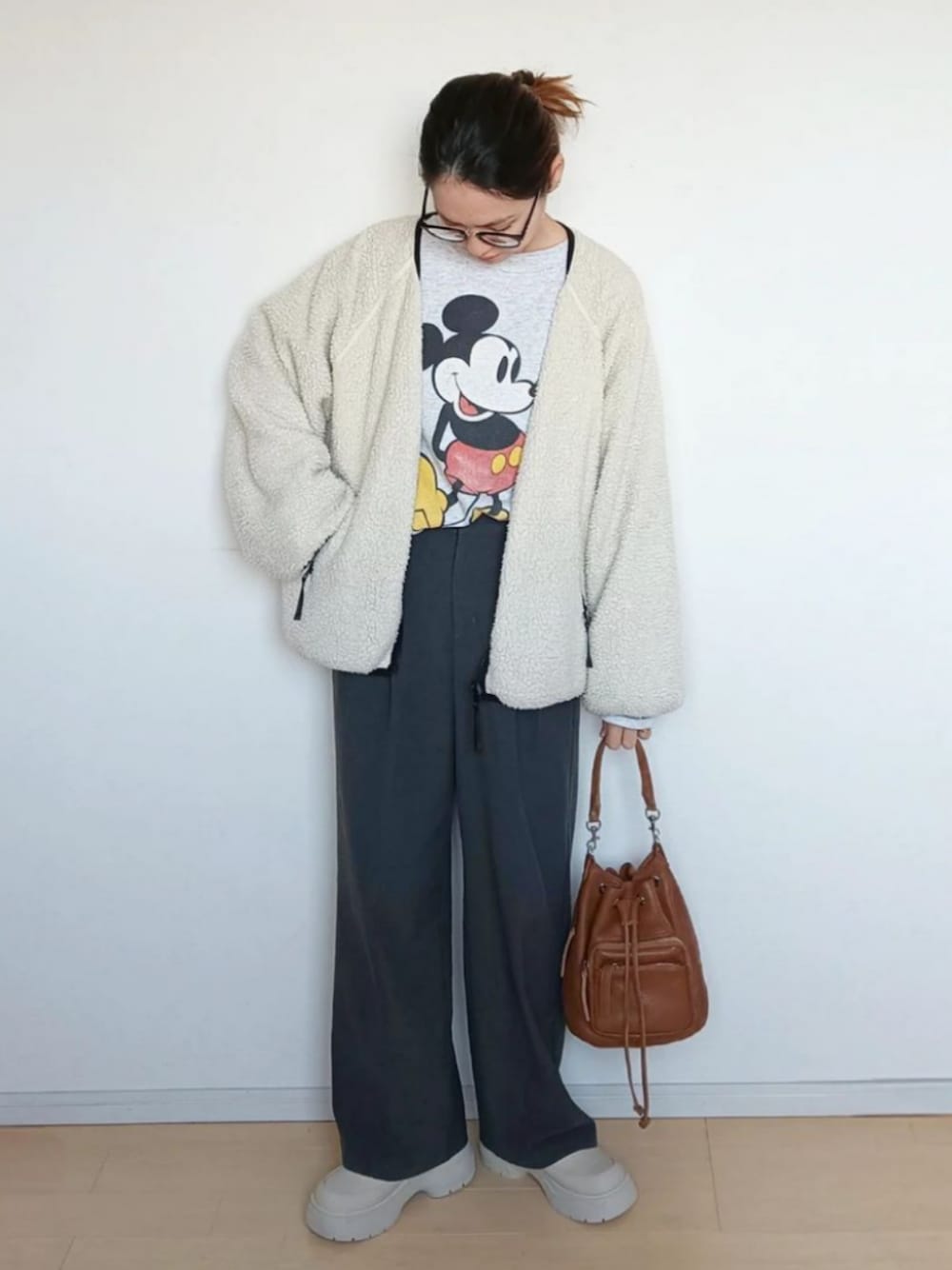 「日常に魔法を、ミッキー、トレーナー、タックワイドパンツ、グレーパンツ、スノーブーツ、厚底ブーツ、ママコーデ、めがね、メガネ女子、ブルゾン、ボアブルゾン、ディズニーコーデ、スウェット、リバーシブルブルゾン」｜「古着のアイテム（スウェット、グレー系）」を使った、ゆーきさん（レディース・160cm）の秋コーディネートの1枚目の写真