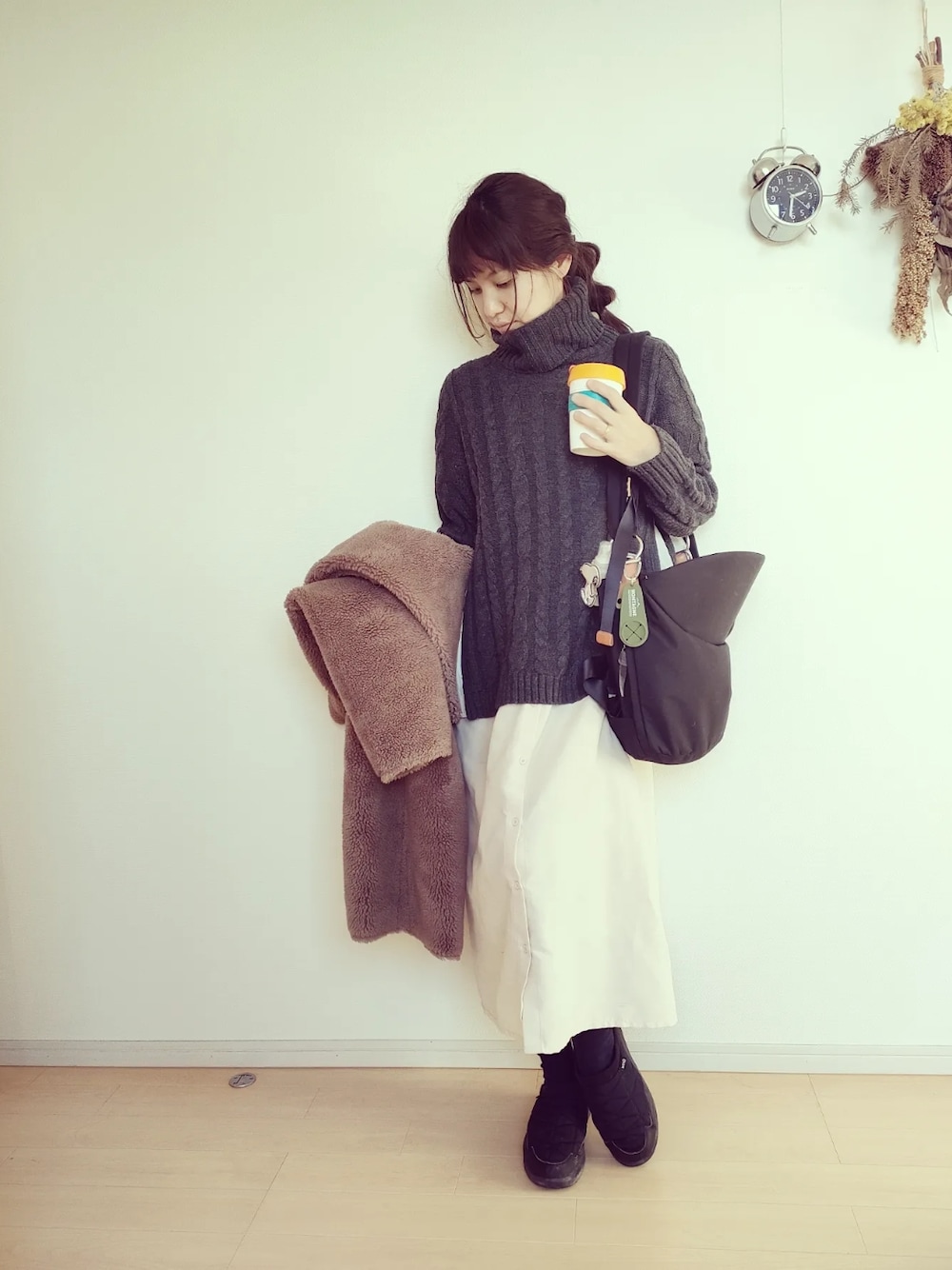 「norn、nornbag、ノルン、抱っこカバン、抱っこバッグ、ヒップシート、マザーズバッグ、セカンド抱っこ紐、タートルネック、コーヒー、ニット、シャツワンピ、レイヤードスタイル」｜「N/ORNのアイテム（バッグ、ブラック系）」を使った、ゆーきさん（骨格ウェーブ・レディース・160cm）の冬コーディネートの1枚目の写真