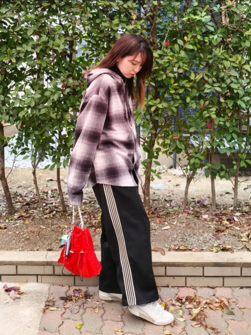 ブラック系のシャツ/ブラウス、ブラック系のニット/セーター、ブラック系のその他パンツを着用したレディースの秋コーディネートの1枚目の写真