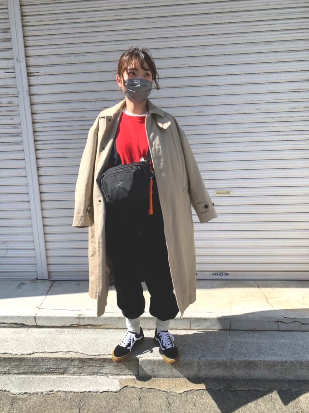 「古着、ミリタリー、リバースウィーブ、ステンカラーコート、オールドスクール、ソックスイン、vintage、オーバーオール、カジュアルコーデ、古着好きな人と繋がりたい」｜「VANSのVANS ヴァンズ SKATE OLD SKOOL スケート オールドスクール　VN0A5FCBB9M BLACK/GUM（スニーカー、ブラック系）」を使った、ｼｵﾘさん（レディース・160cm）の春コーディネートの1枚目の写真