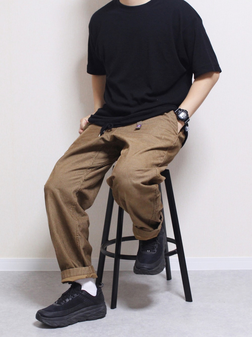 「シンプル、Tシャツ/カットソー、ビッグシルエット、ワイドパンツ、スニーカー」｜「HOKAの＜HOKA ONE ONE＞ BONDI 6 BLACK/ボンダイ6（スニーカー、ブラック系）」を使った、しんごさん（メンズ・175cm）の夏コーディネートの1枚目の写真