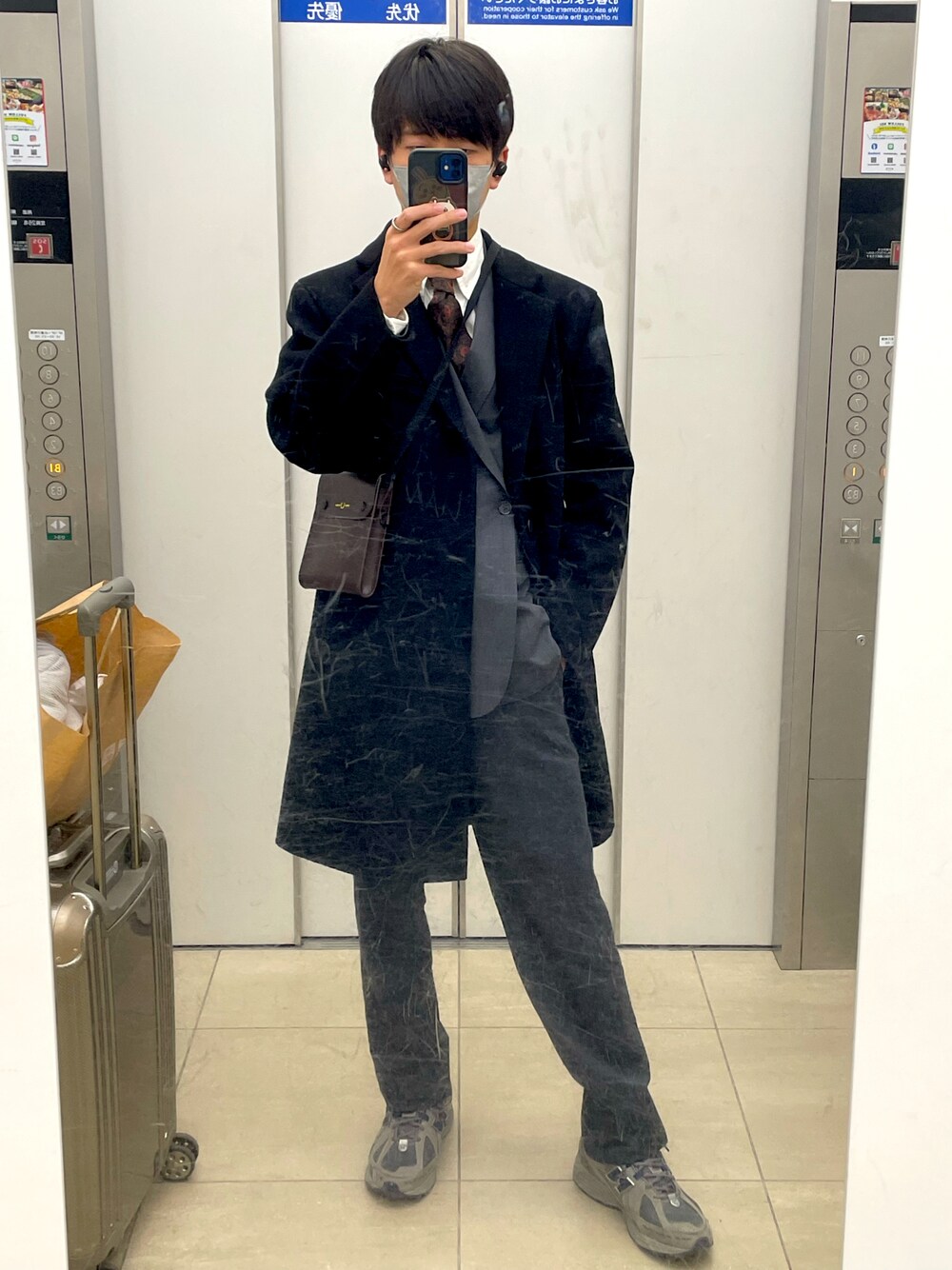 「メンズコーデ、スニーカーコーデ、グレー、テーラードジャケット、New Balance、コート、フォーマル、きれいめカジュアル、春服デビュー宣言」｜「PUBLIC TOKYOのアイテム（テーラードジャケット、グレー系）」を使った、kenさん（メンズ・171cm）の冬コーディネートの1枚目の写真