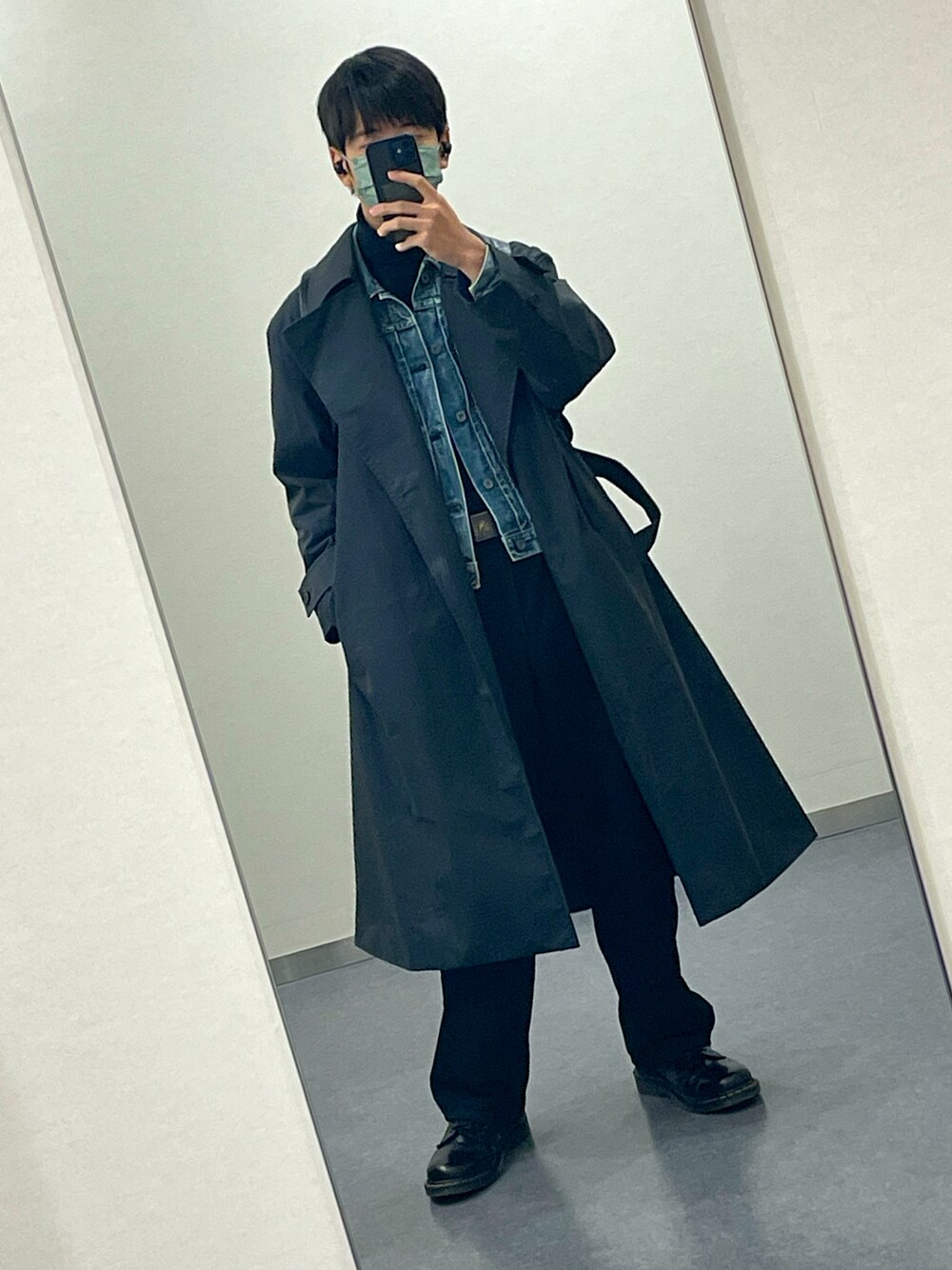 「デニム、ブラック、モノトーン、ユニクロ、休日スタイル、革靴、モード、今日のコーデ、おしゃれさんと繋がりたい」｜「Levi'sのアイテム（デニムジャケット、ブルー系）」を使った、kenさん（メンズ・171cm）の秋コーディネートの1枚目の写真