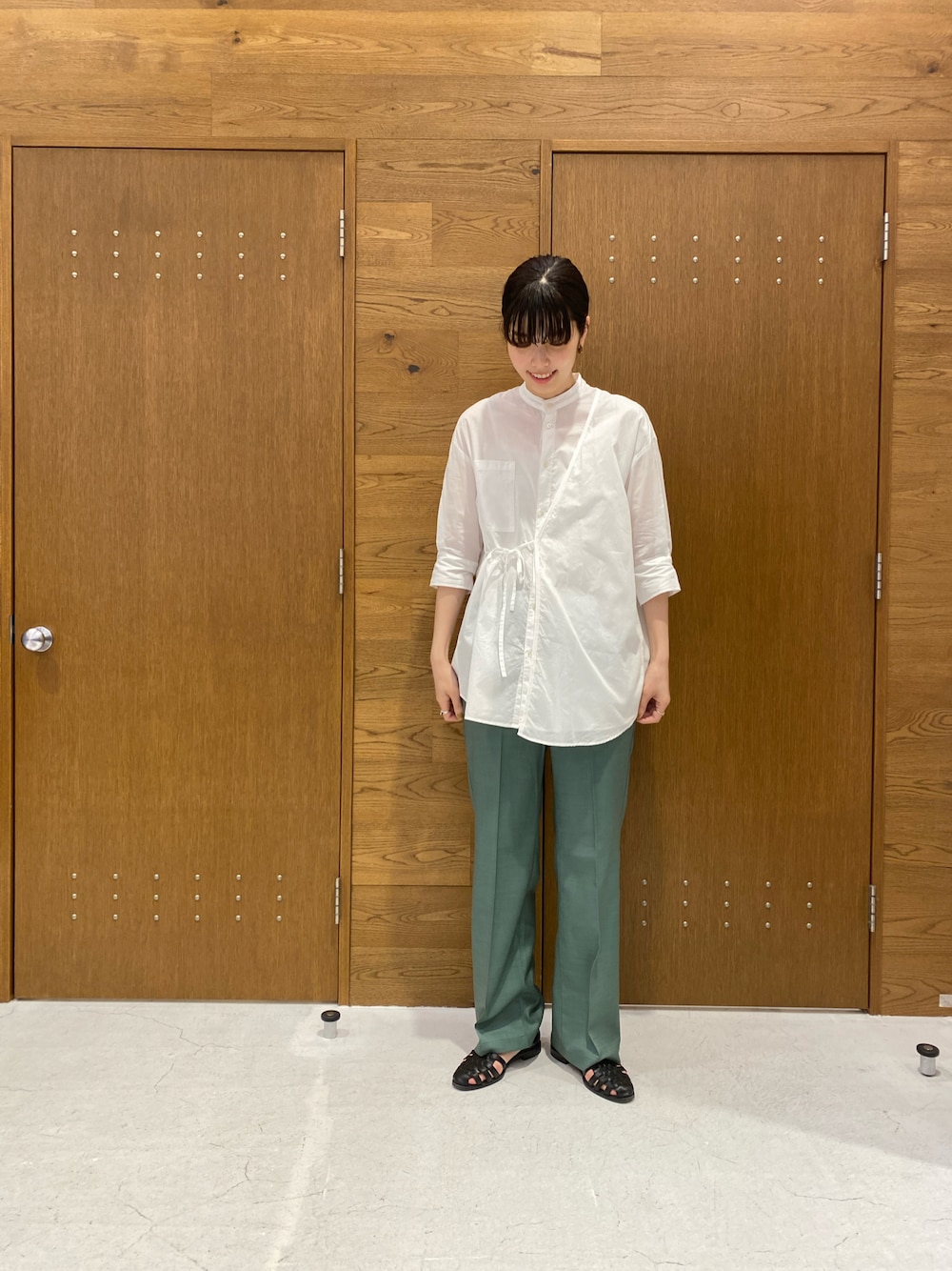 「オトナカジュアル、パンツスタイル、夏コーデ、ママコーデ、今日のコーデ、フレアパンツ、高身長コーデ」｜「FIL DE FERのヴィンテージコーマローン　オーバーラップシャツ（シャツ/ブラウス、ホワイト系）」を使った、miura.さん（レディース・170cm）の春コーディネートの1枚目の写真
