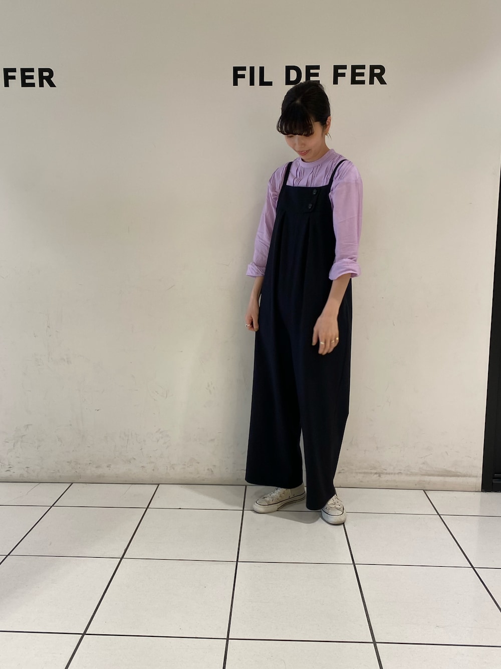 「カジュアルコーデ、大人カジュアル、コンバース オールスター、今日のコーデ、サロペット、ママコーデ」｜「Blanc Bleu Minuitのシャークスキン　マリンサロペット（サロペット/オーバーオール、ブラック系）」を使った、miura.さん（レディース・170cm）の春コーディネートの1枚目の写真