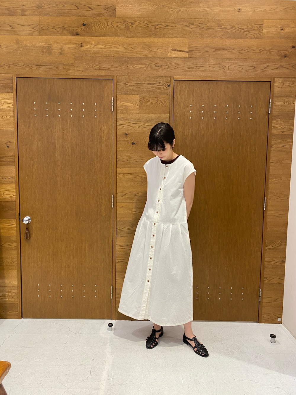 「大人かわいい、休日スタイル、今日のコーデ、オトナカジュアル、ママコーデ」｜「Blanc Bleu Minuitの綿シルクネップウェザー　ロングワンピース（ワンピース、ホワイト系）」を使った、miura.さん（レディース・170cm）の春コーディネートの1枚目の写真