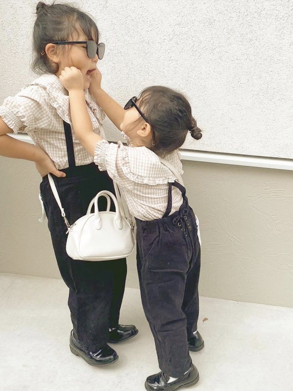 「女の子、バースデイ、プチプラコーデ、姉妹コーデ、小学生、幼稚園、petit main、プティマイン、ウィゴー(WEGO)、ショルダーバッグ、ギンガムチェック、シャツ」｜「petit mainのBIGカラーブラウス（シャツ/ブラウス、ベージュ系）」を使った、cuさん（キッズ・120cm）の秋コーディネートの1枚目の写真
