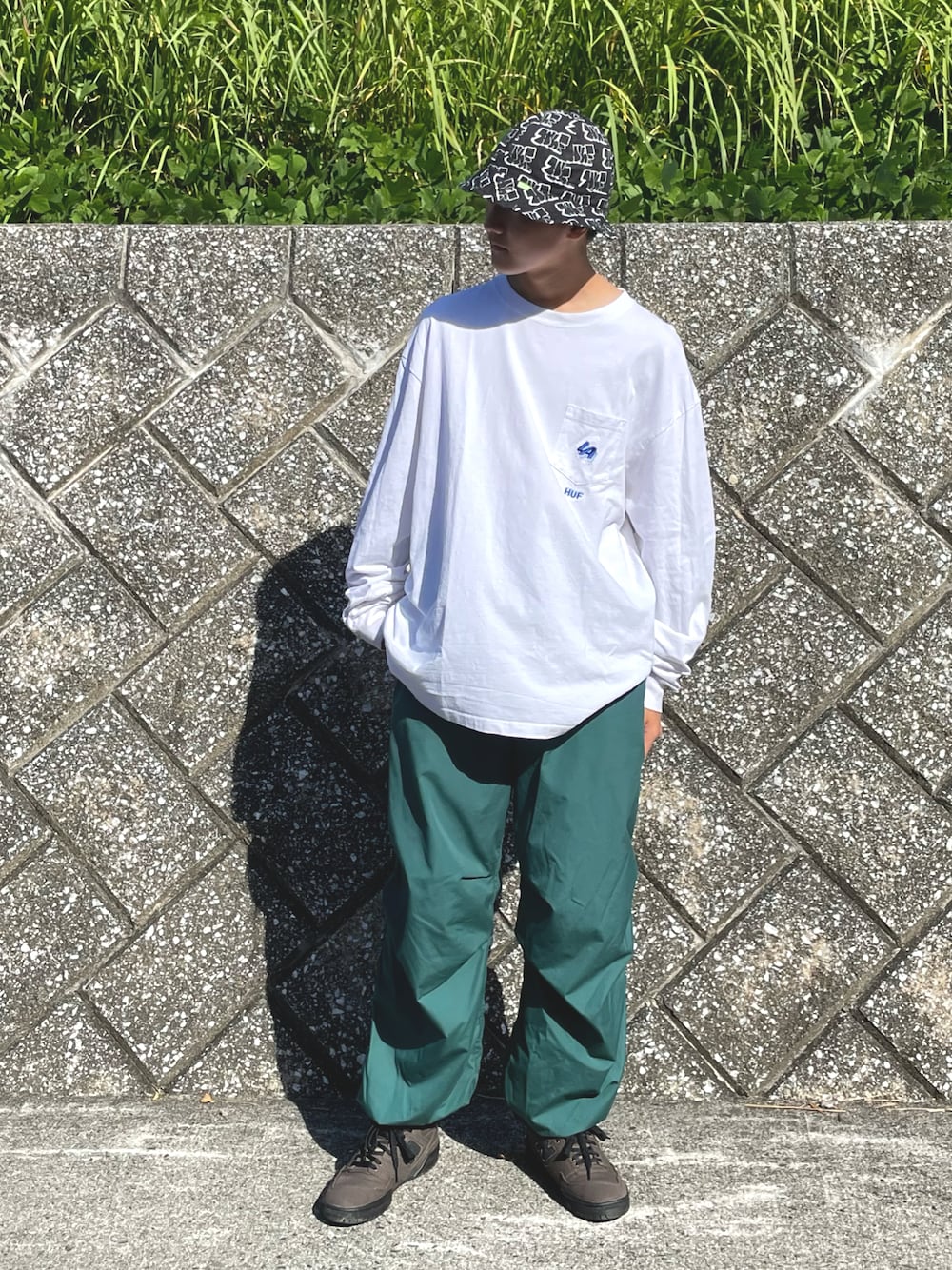 「カジュアルコーデ、ストリート、男の子ファッション、15歳、New Balance」｜「RNAのR3984 イージーオーバーパンツ（パンツ、グリーン系）」を使った、ichi▷Mizさん（キッズ・173cm）の秋コーディネートの1枚目の写真