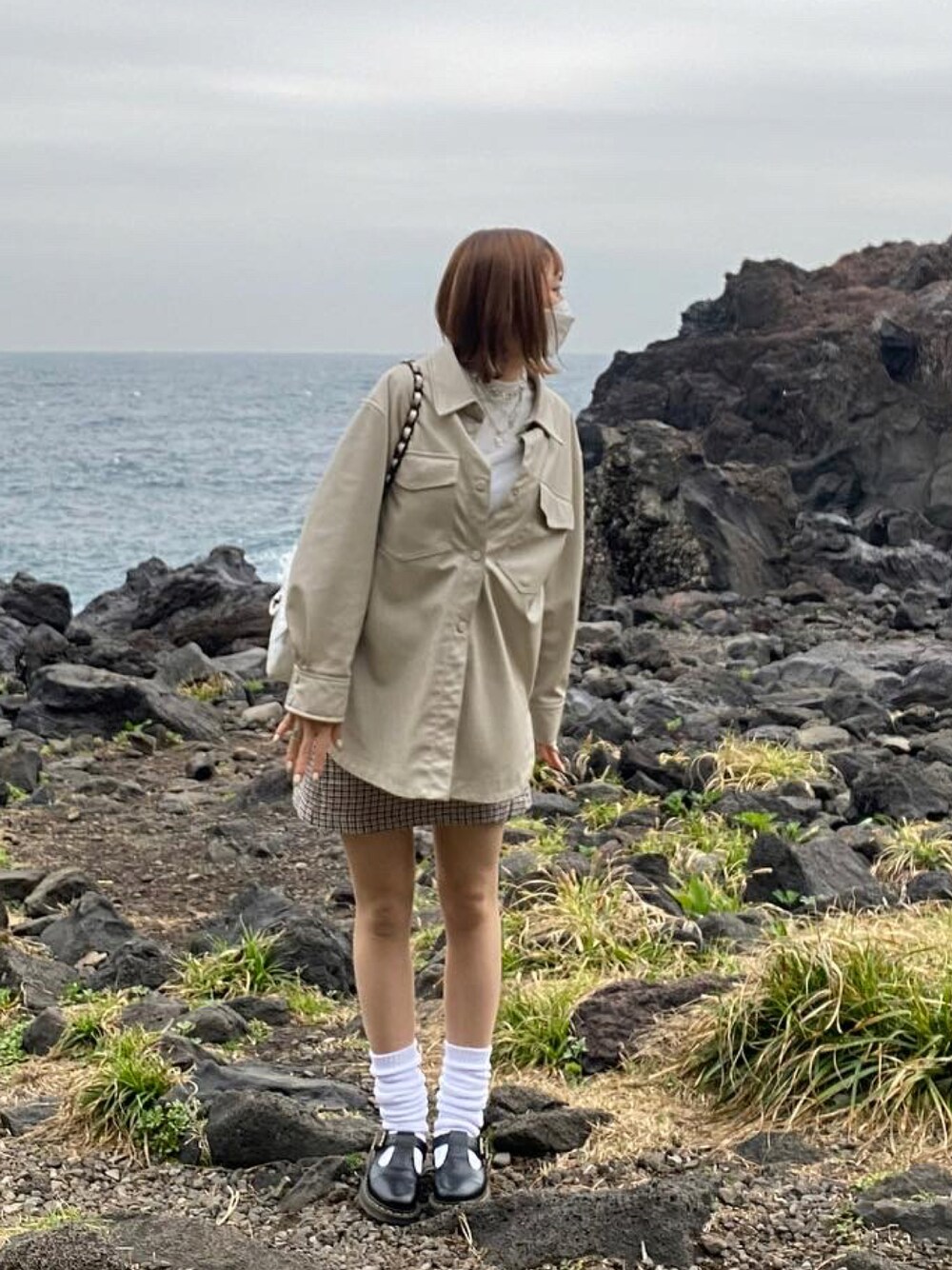 「海コーデ、ビッグシルエット、レザージャケット、ミニスカート、ルーズソックス、Dr.Martens、ギャル、ジャケット、韓国ファッション、韓国ストリート、やっぱりストリートが好き、高身長女子、ホワイトコーデ、ギンガムチェック、chanel」｜「H&Mのアイテム（ジャケット/アウター、ベージュ系）」を使った、ニミコさん（レディース・168cm）の春コーディネートの1枚目の写真